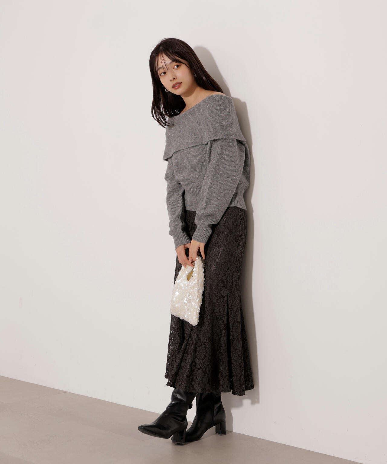 ラメ入りオフショルニット