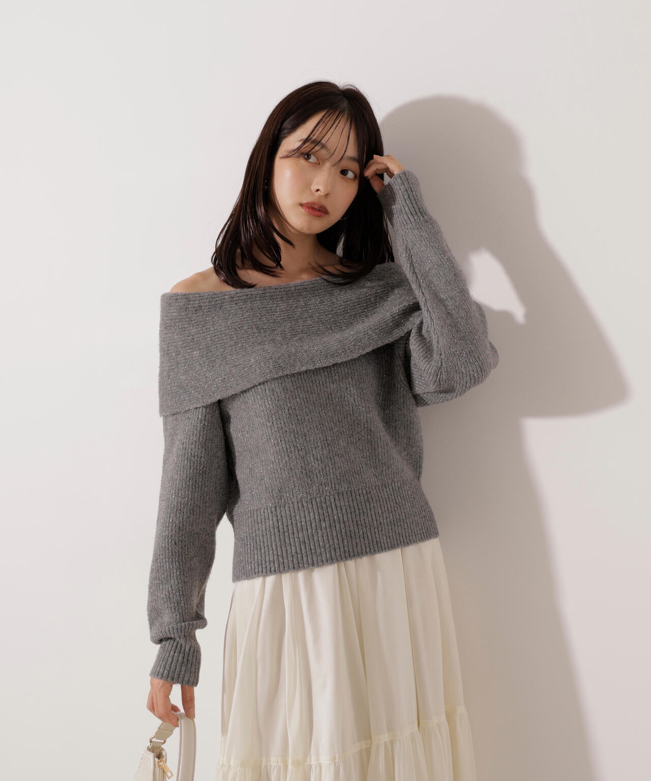 ラメ入りオフショルニット