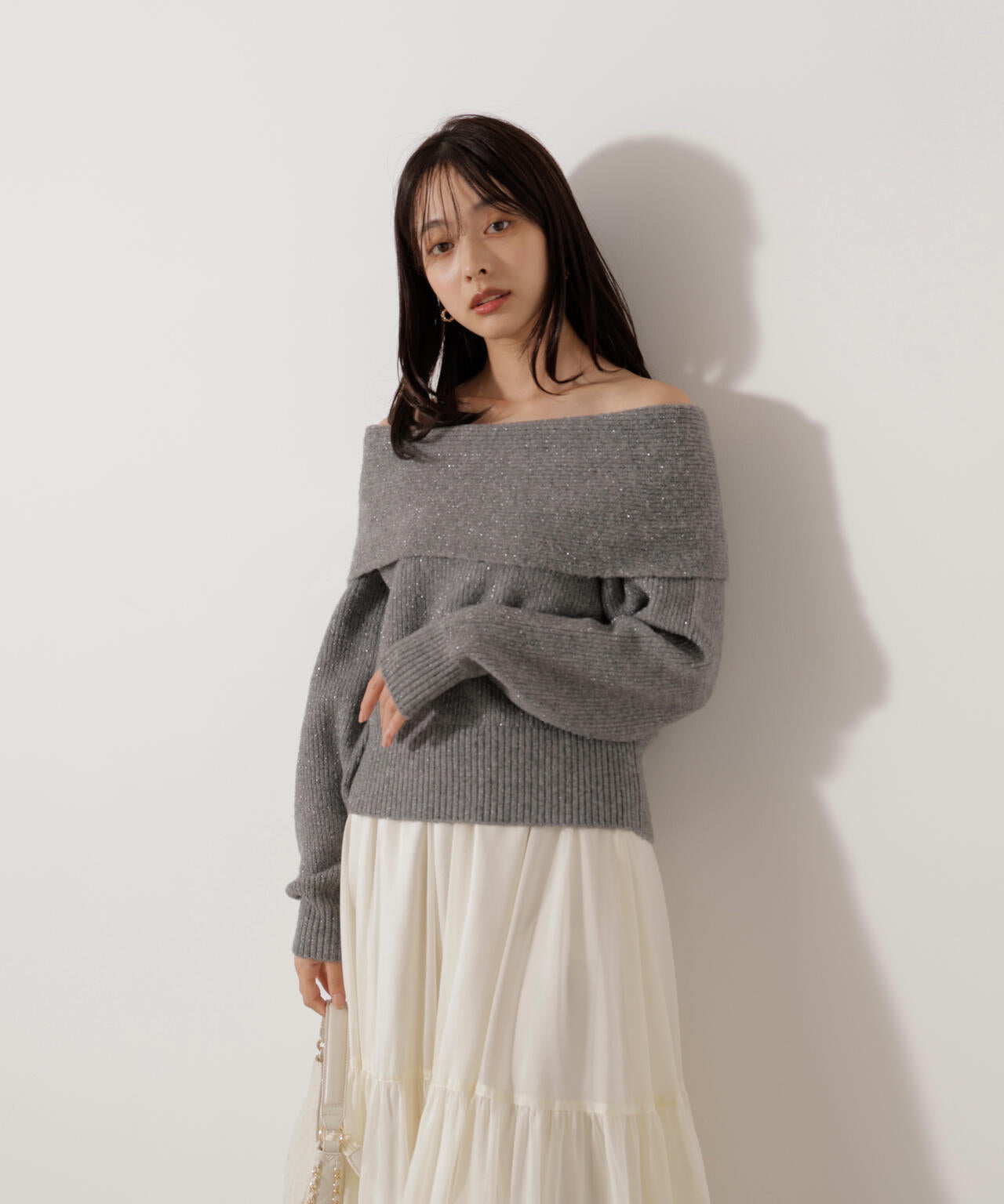 ラメ入りオフショルニット