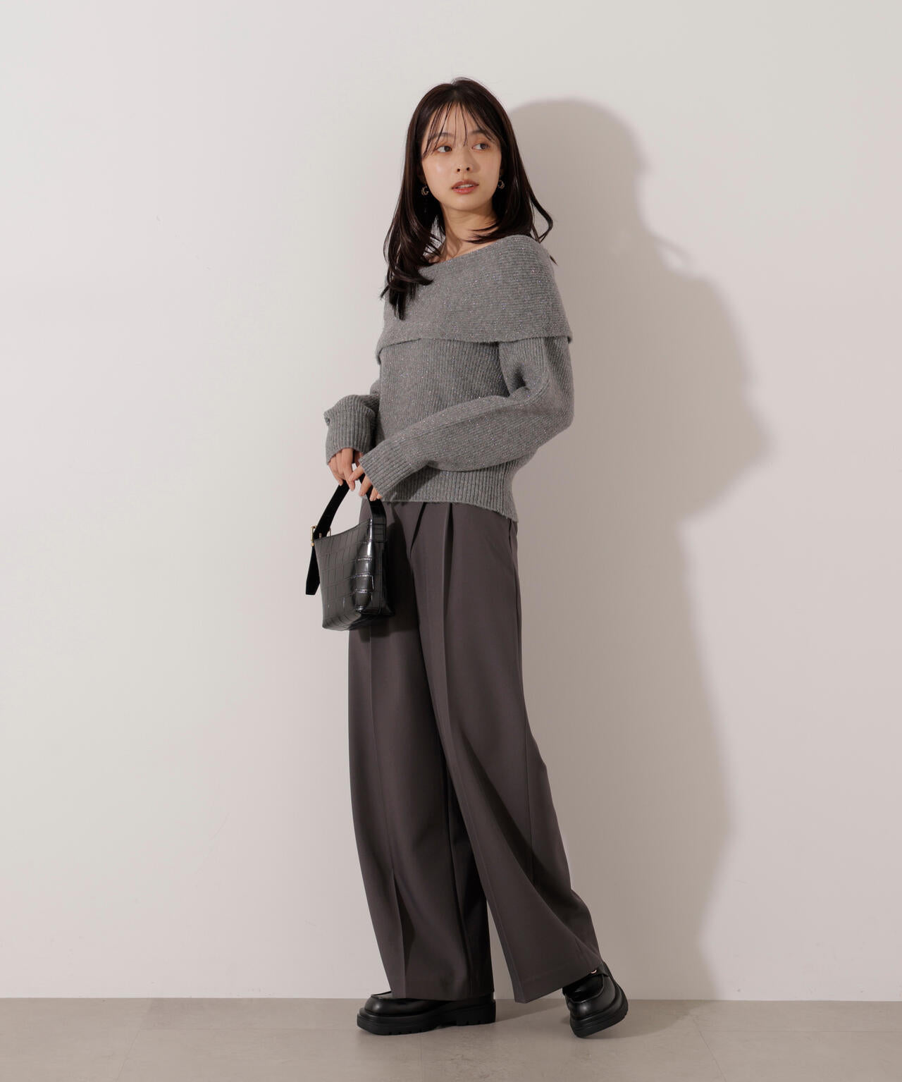 ラメ入りオフショルニット