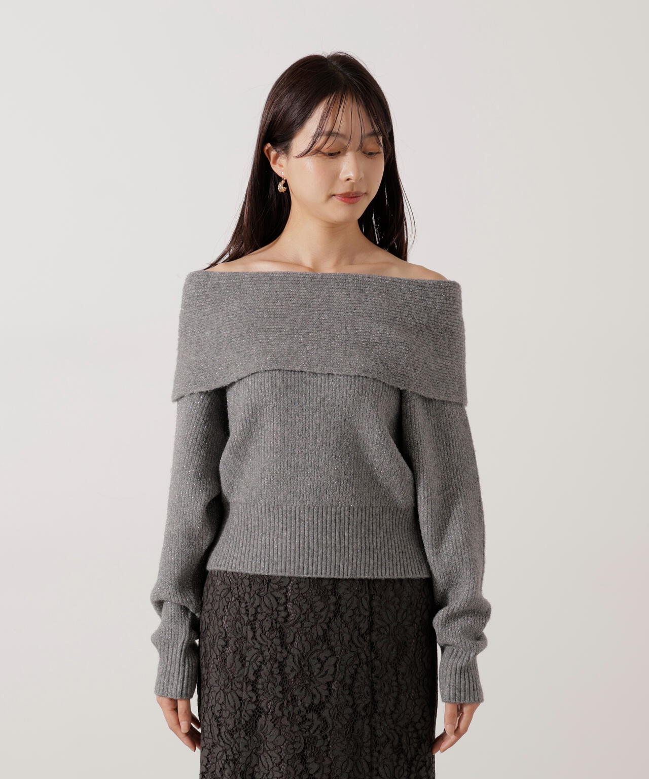 ラメ入りオフショルニット