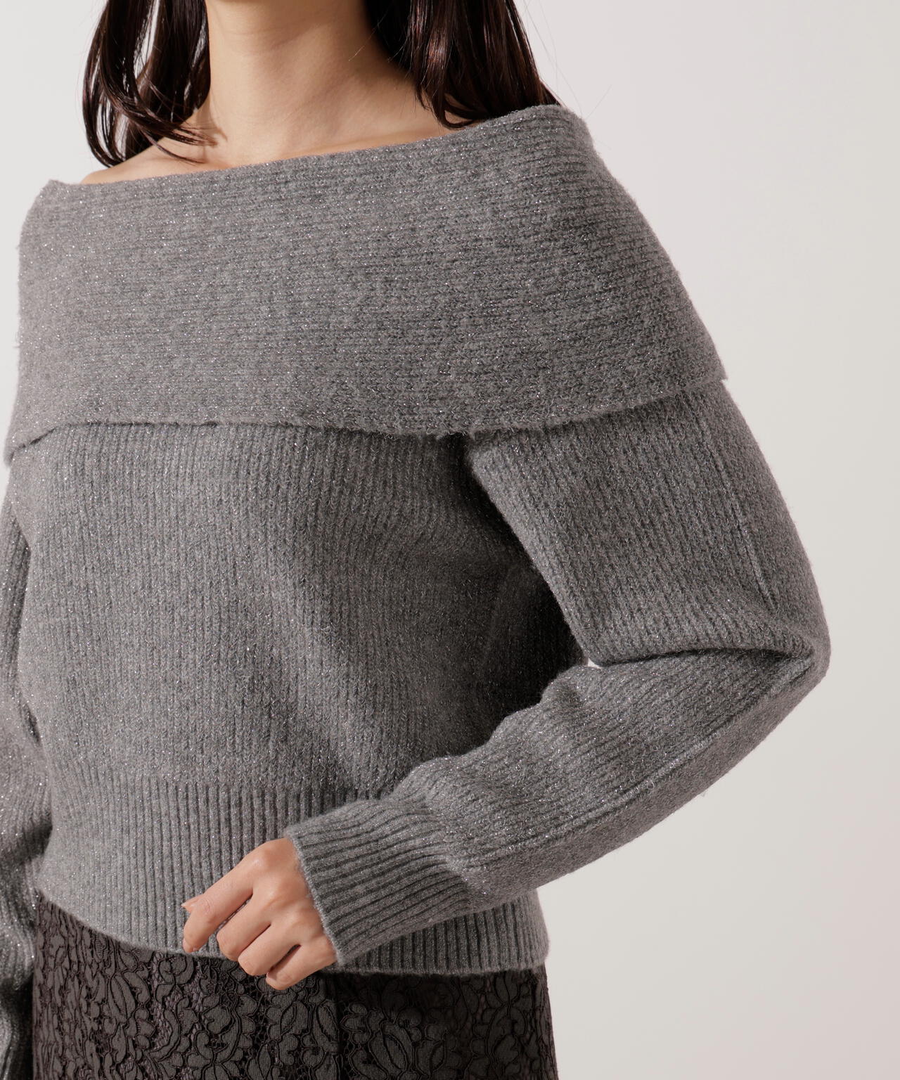 ラメ入りオフショルニット