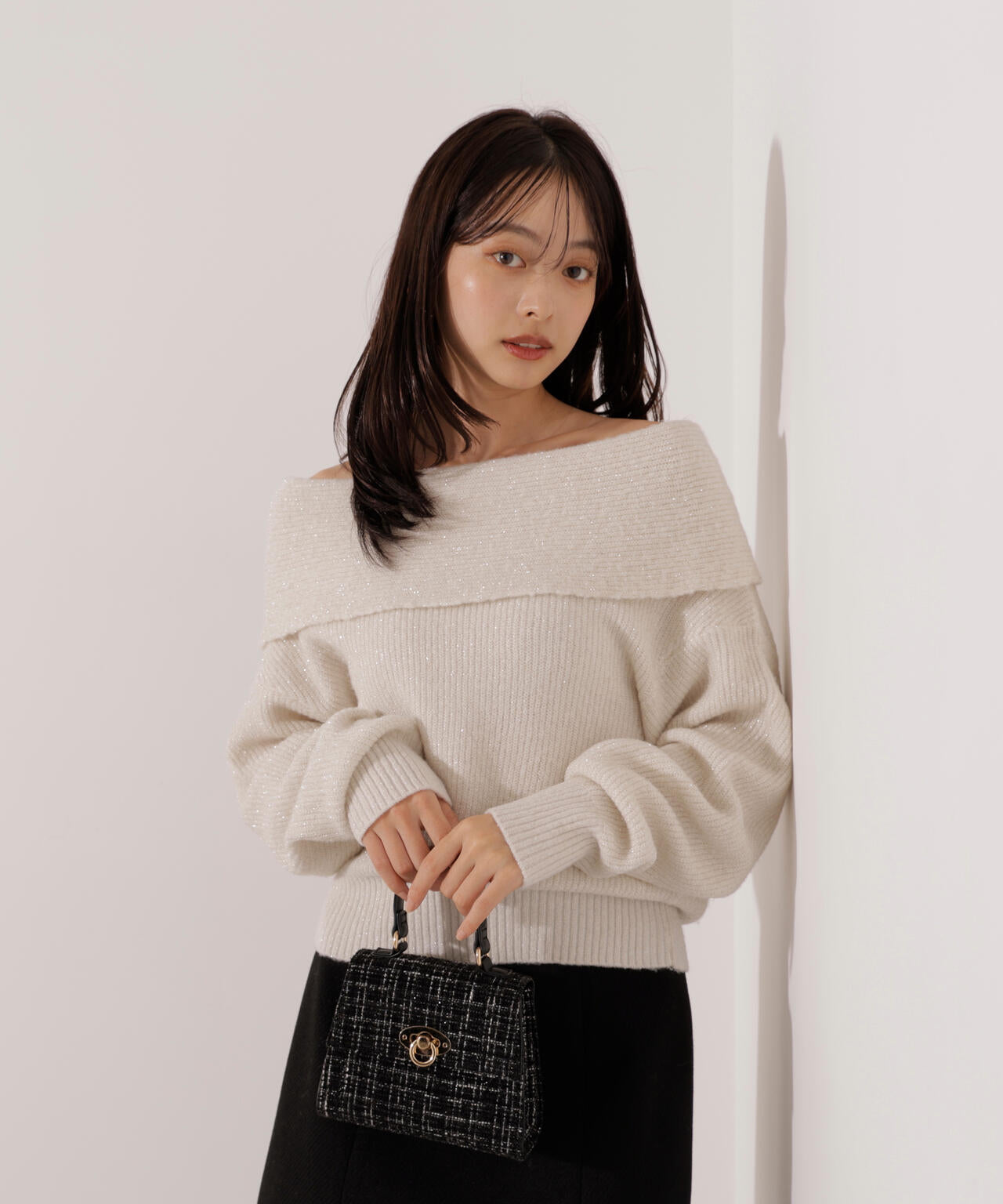 ラメ入りオフショルニット