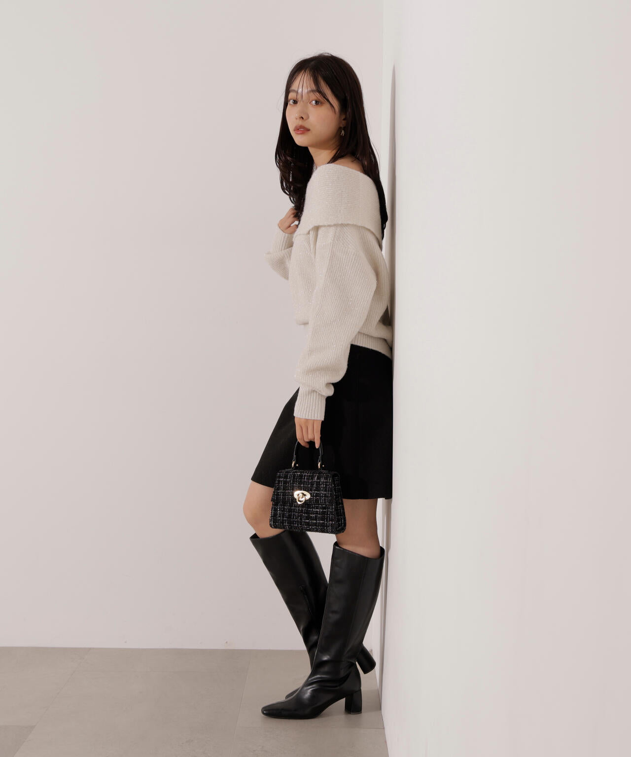 ラメ入りオフショルニット