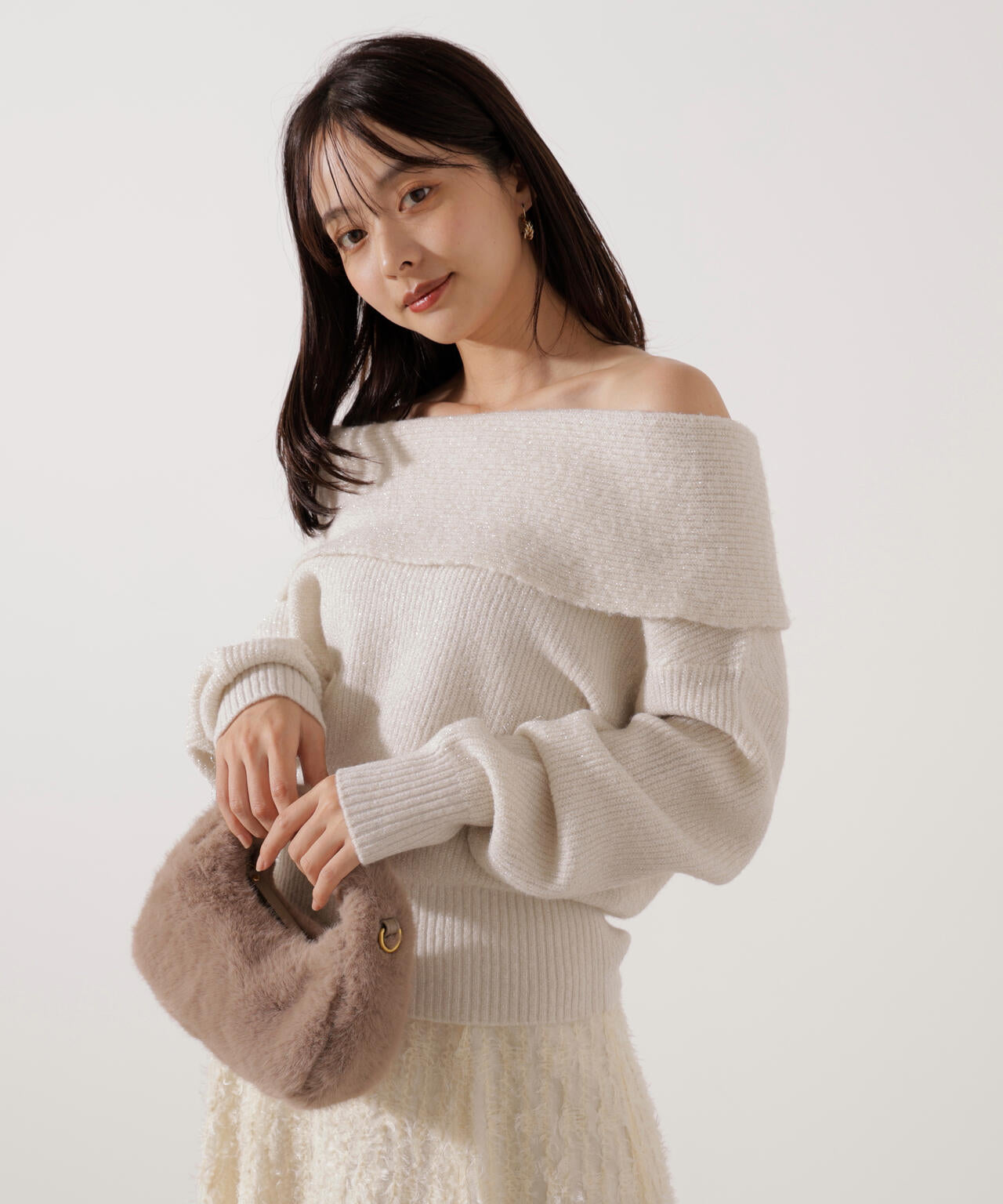 ラメ入りオフショルニット