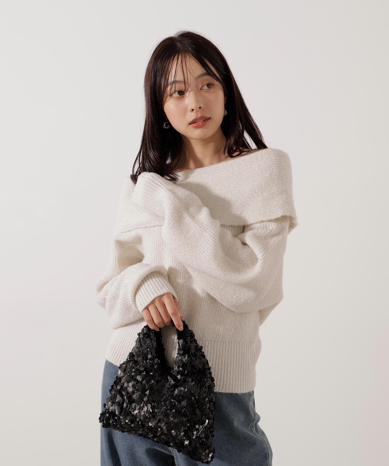 ラメ入りオフショルニット