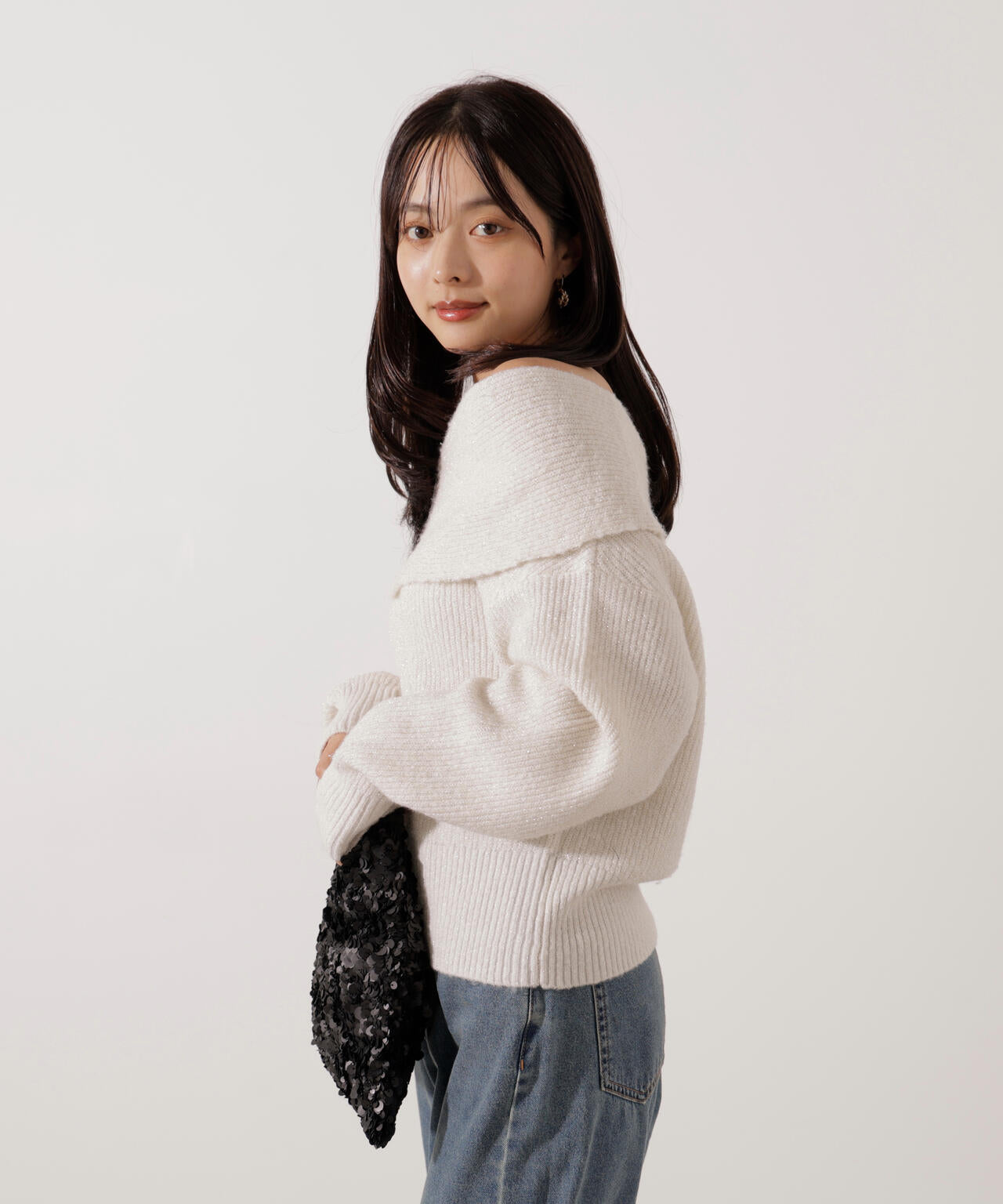 ラメ入りオフショルニット