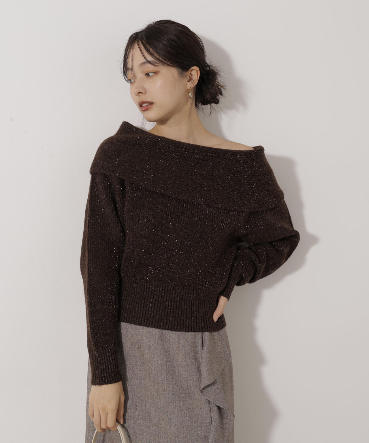 ラメ入りオフショルニット