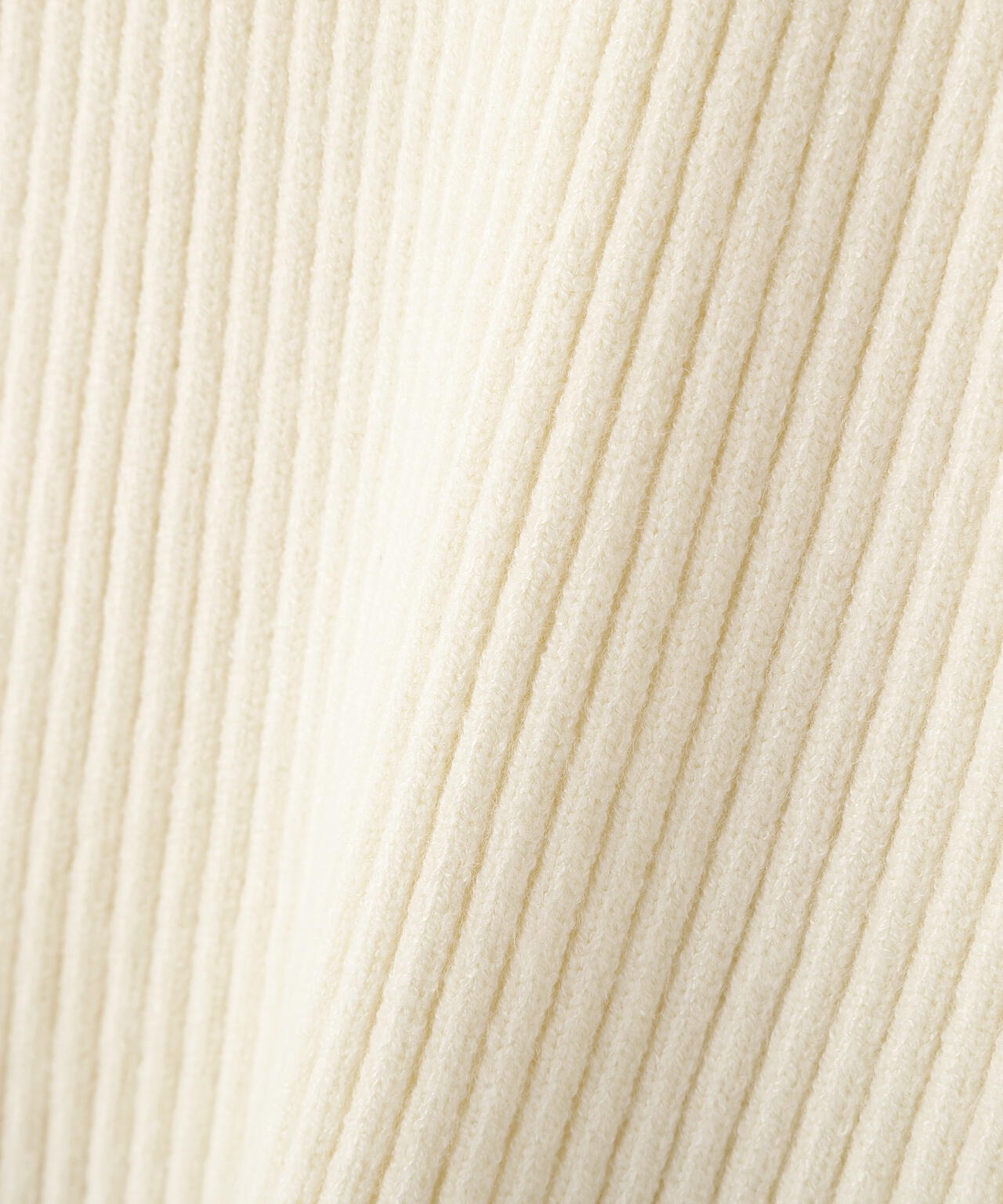 ハイネックボリュームスリーブニット