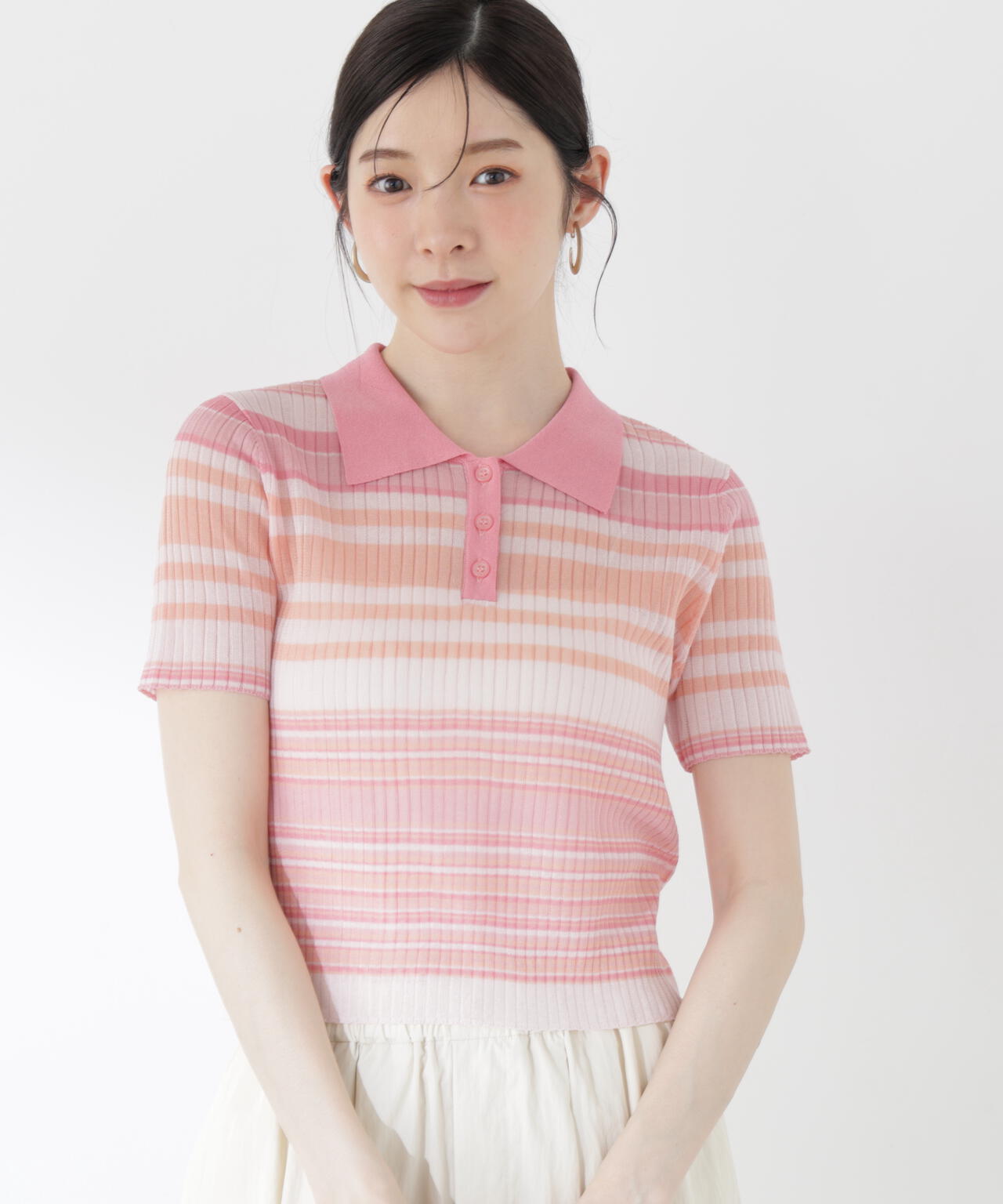 <青島心さん着用>〈a/mie〉ソフトシアーポロ衿ニットトップス