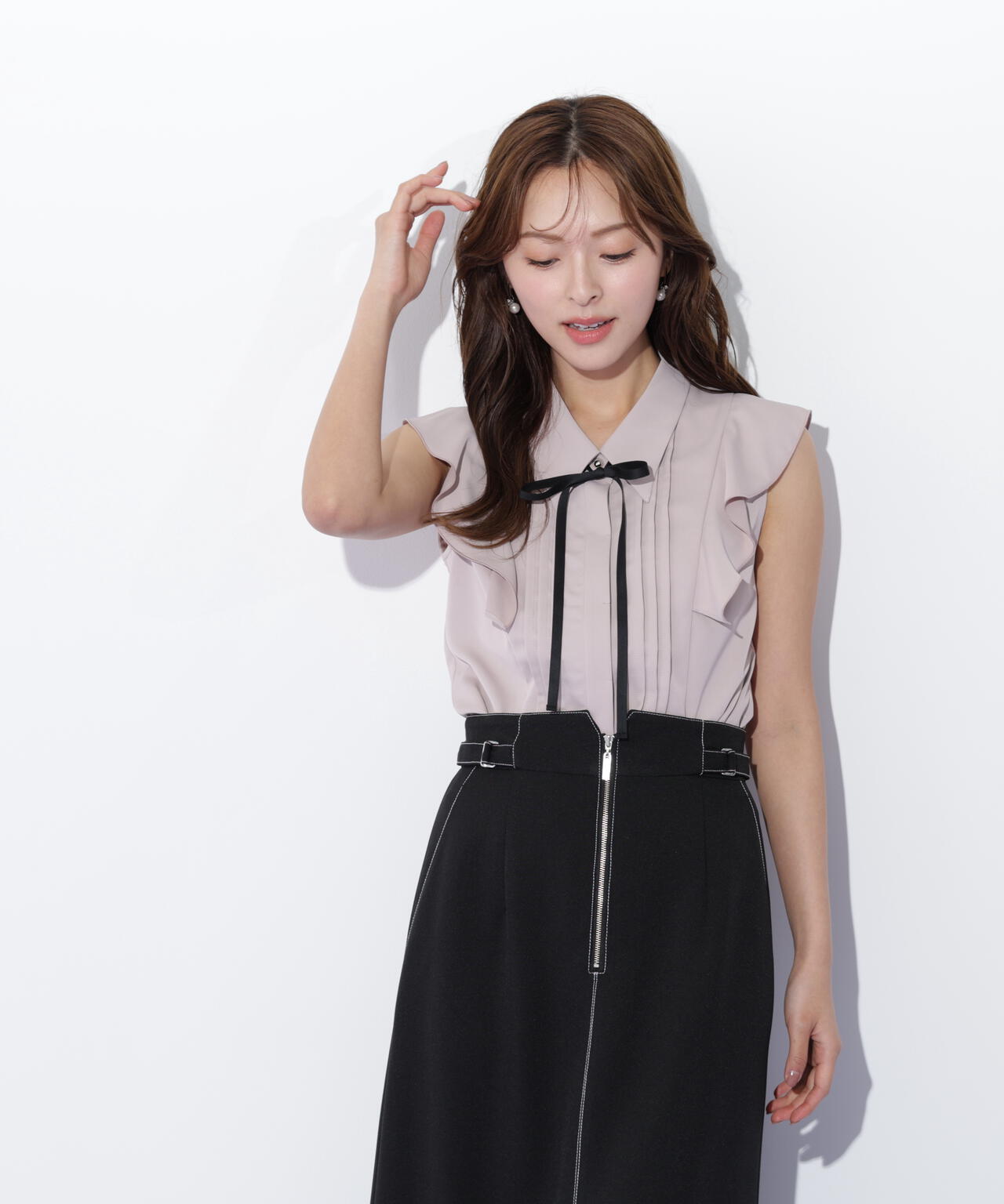 リボン付きピンタックノースリーブブラウス