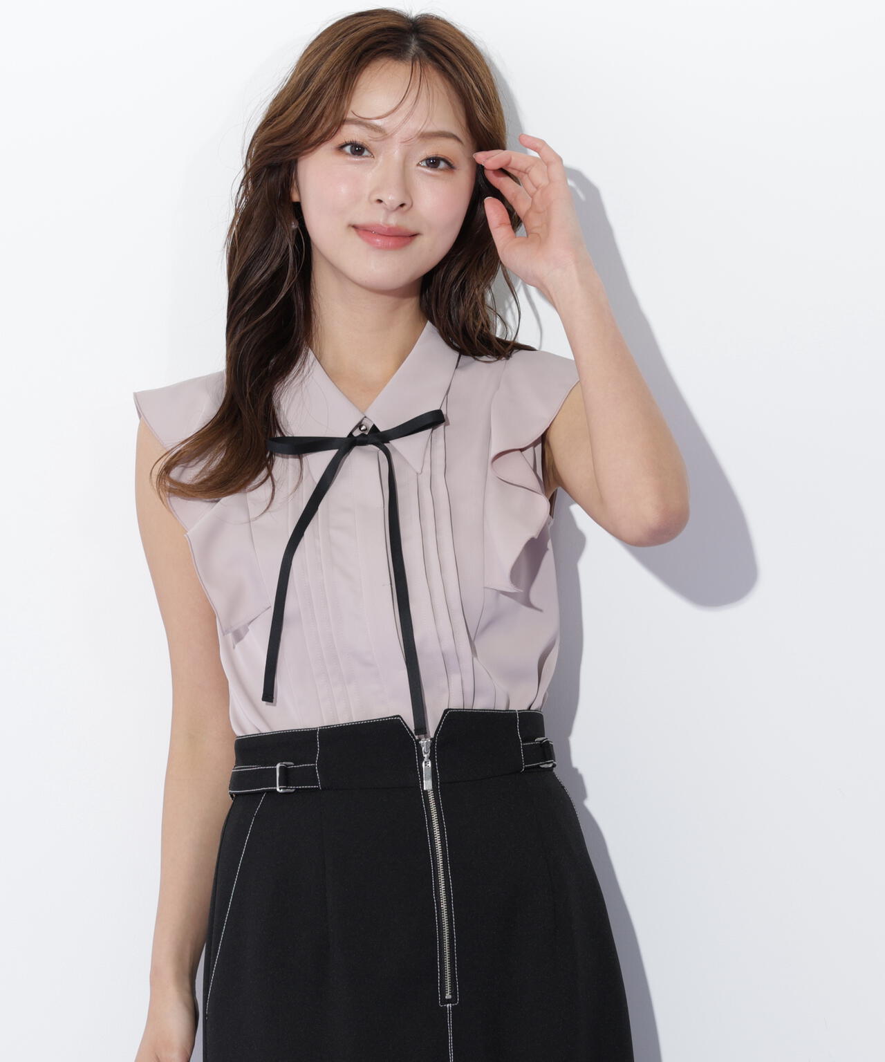 リボン付きピンタックノースリーブブラウス