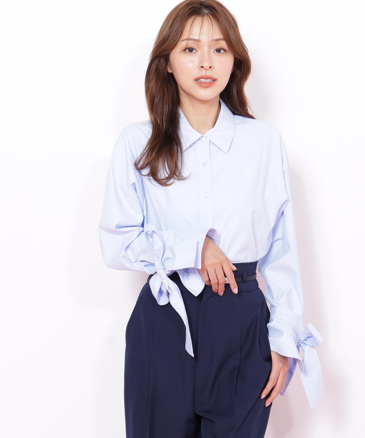 アイコニック袖リボンブラウス