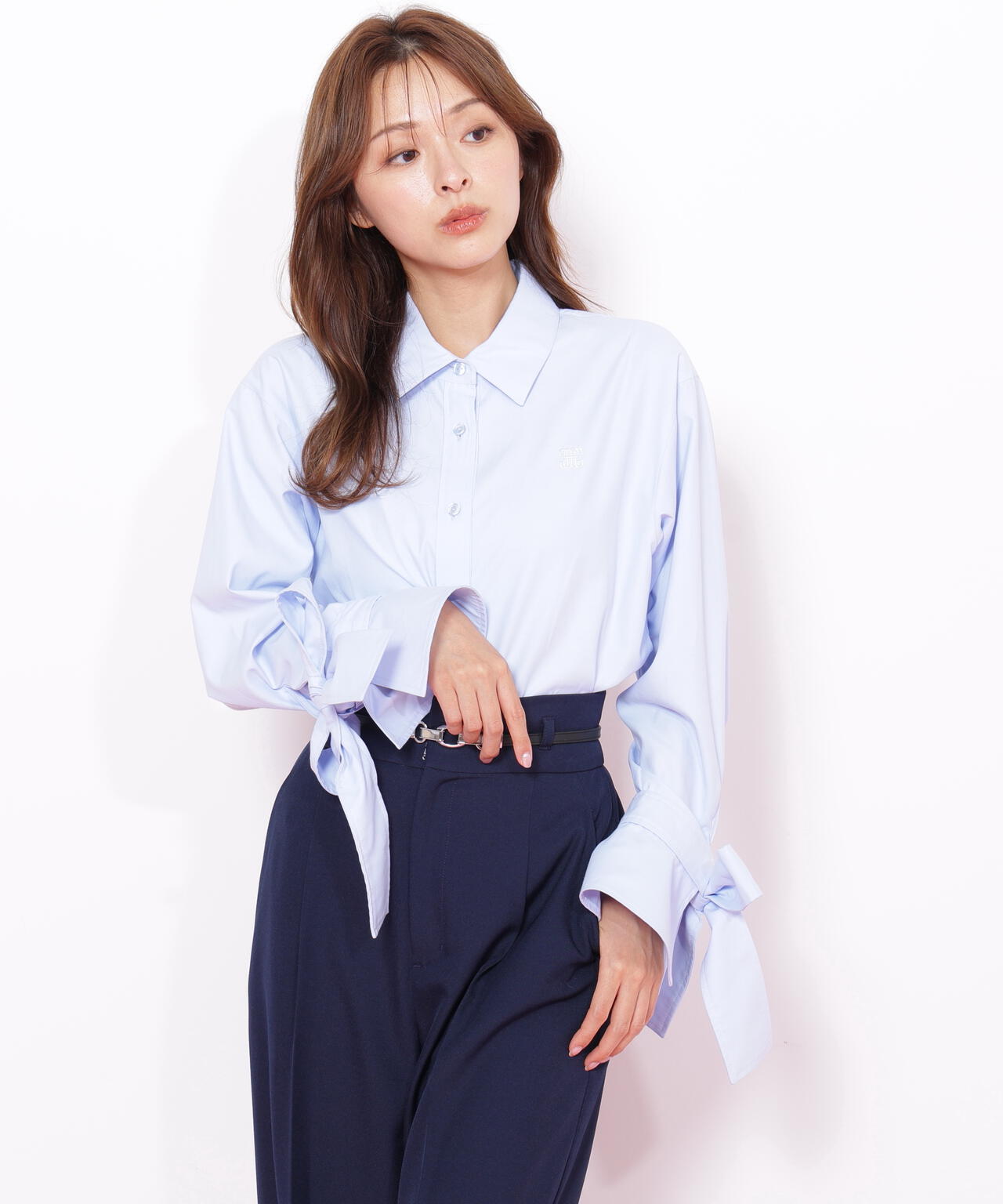 アイコニック袖リボンブラウス