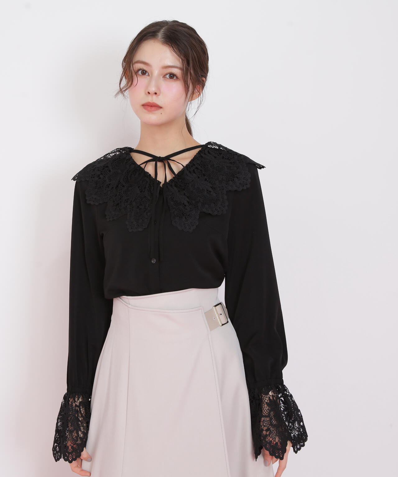 レース衿ブラウス