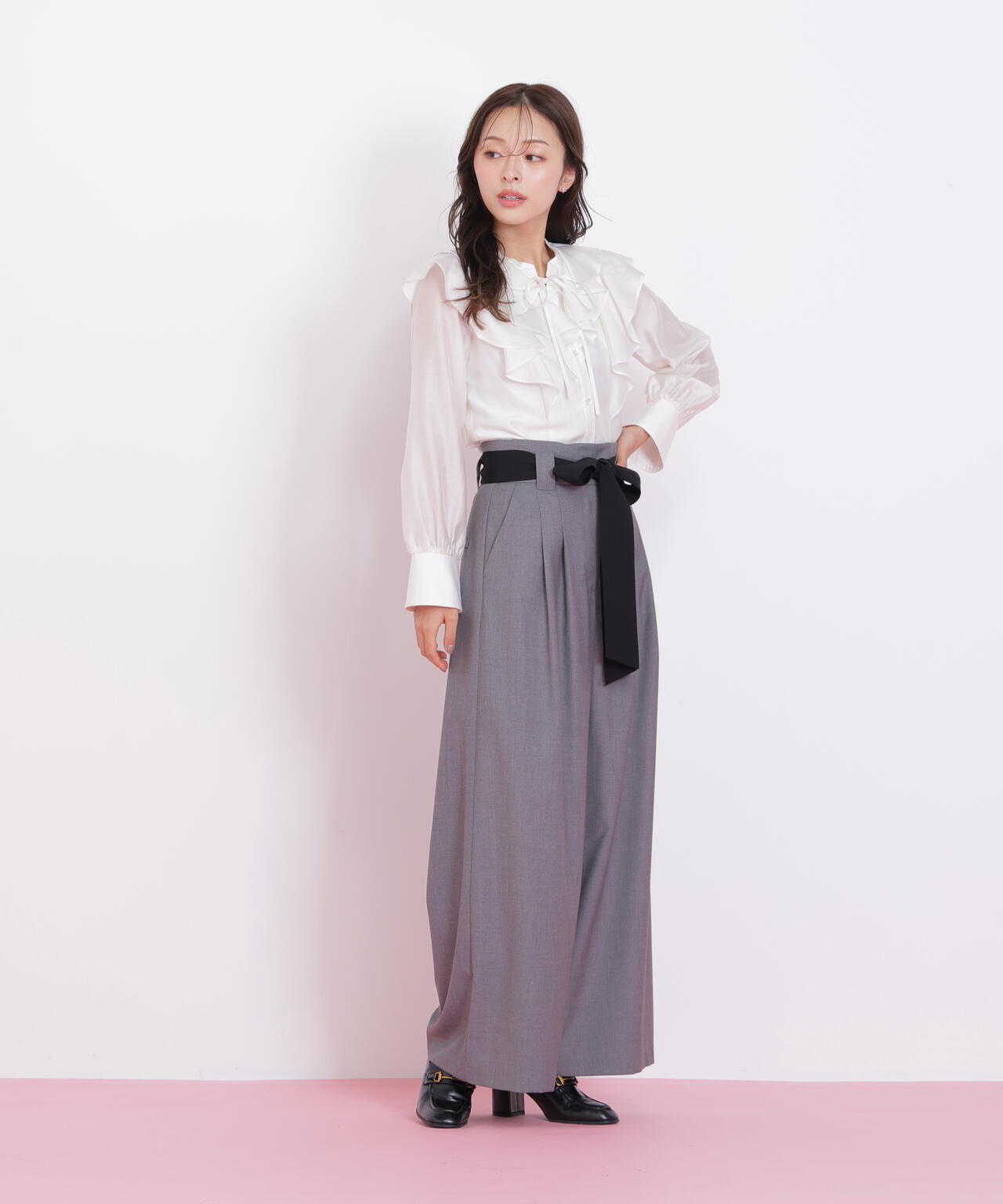 長袖ラッフルブラウス