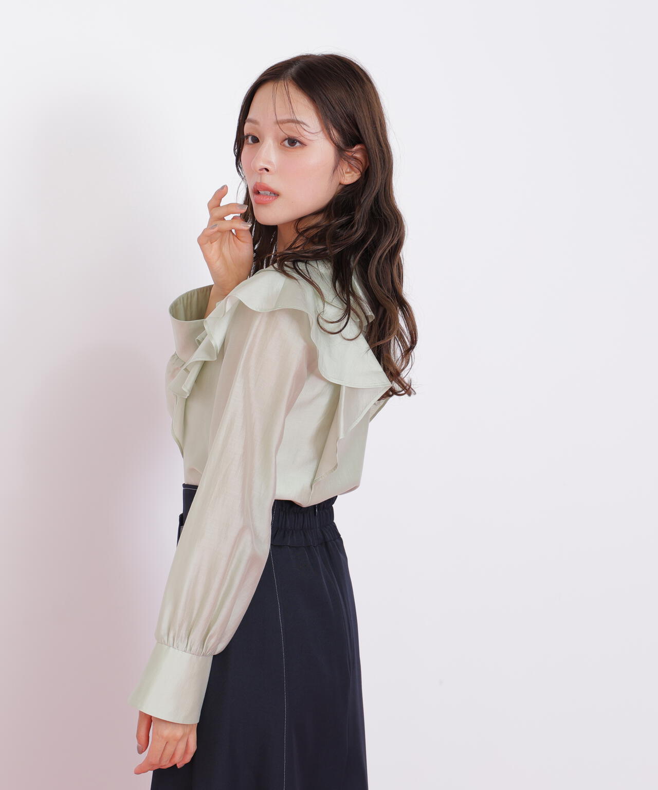 長袖ラッフルブラウス