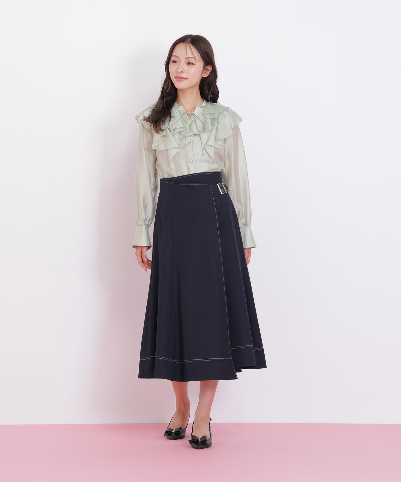 長袖ラッフルブラウス