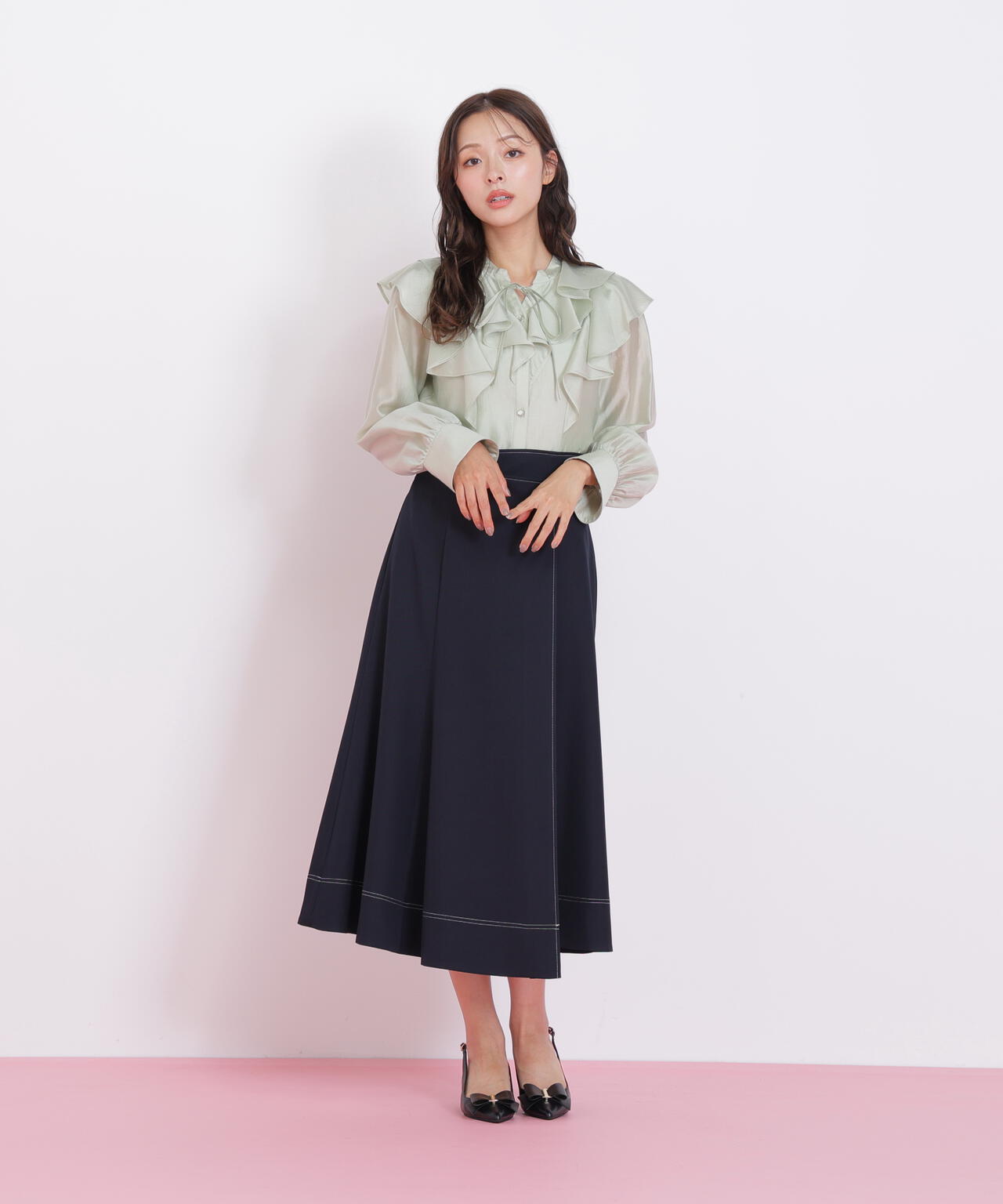 長袖ラッフルブラウス