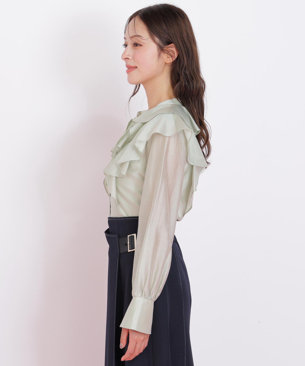 長袖ラッフルブラウス
