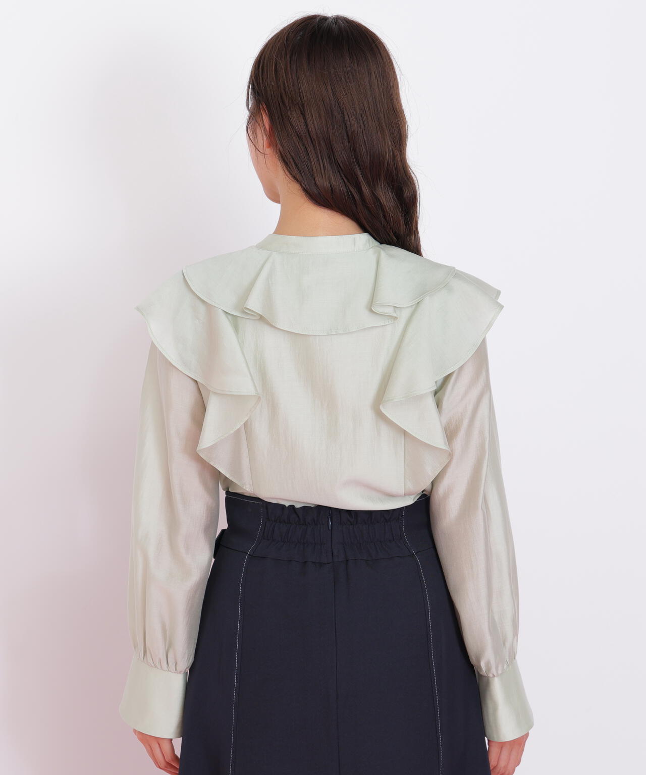 長袖ラッフルブラウス