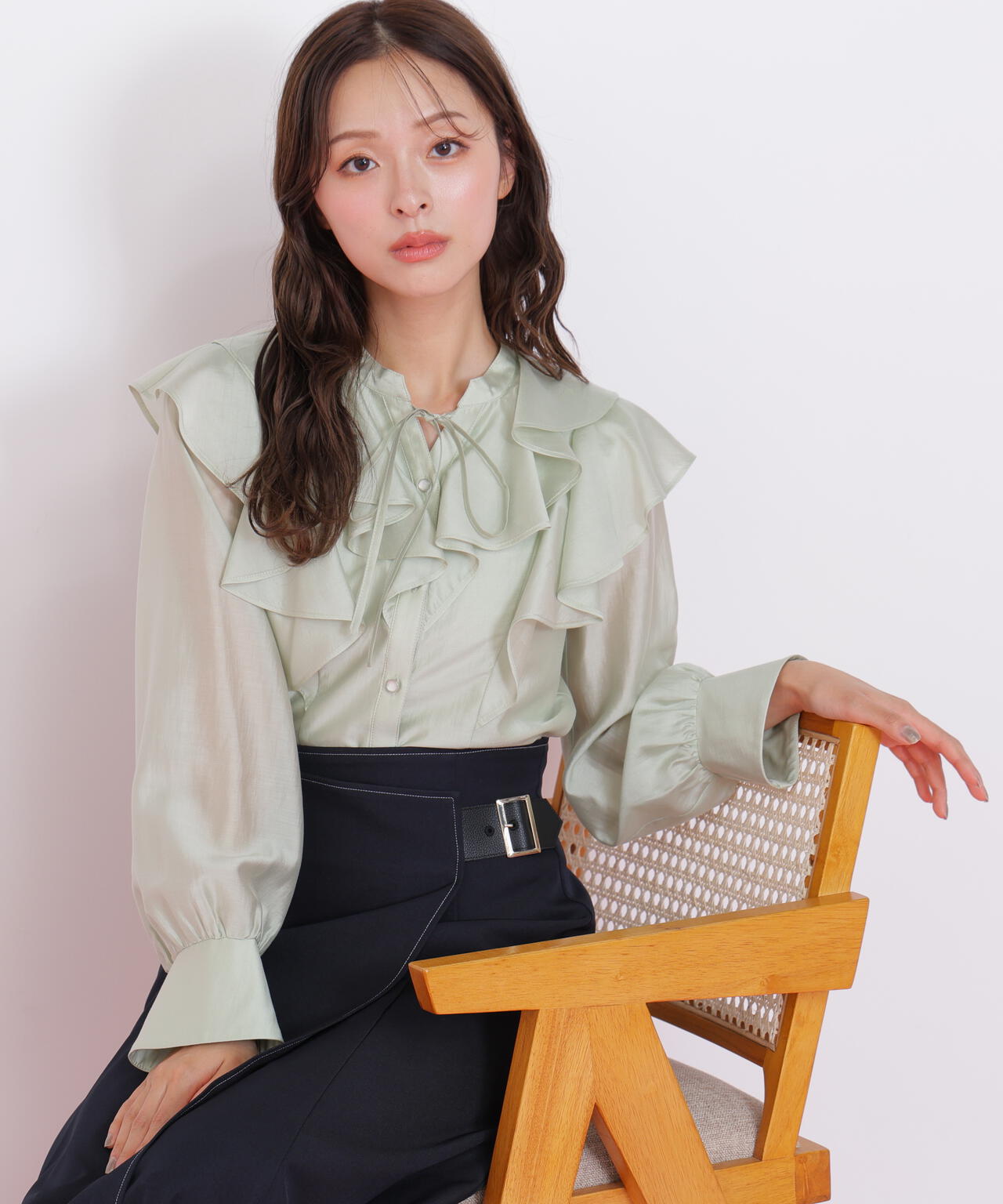 長袖ラッフルブラウス