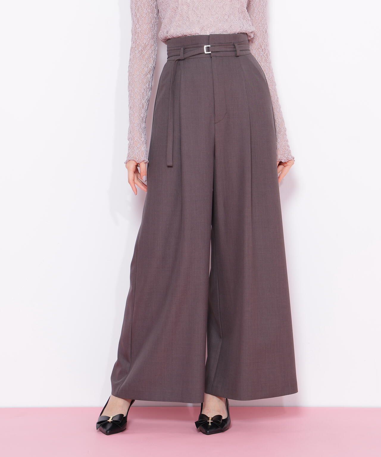 細ベルト付きワイドパンツ