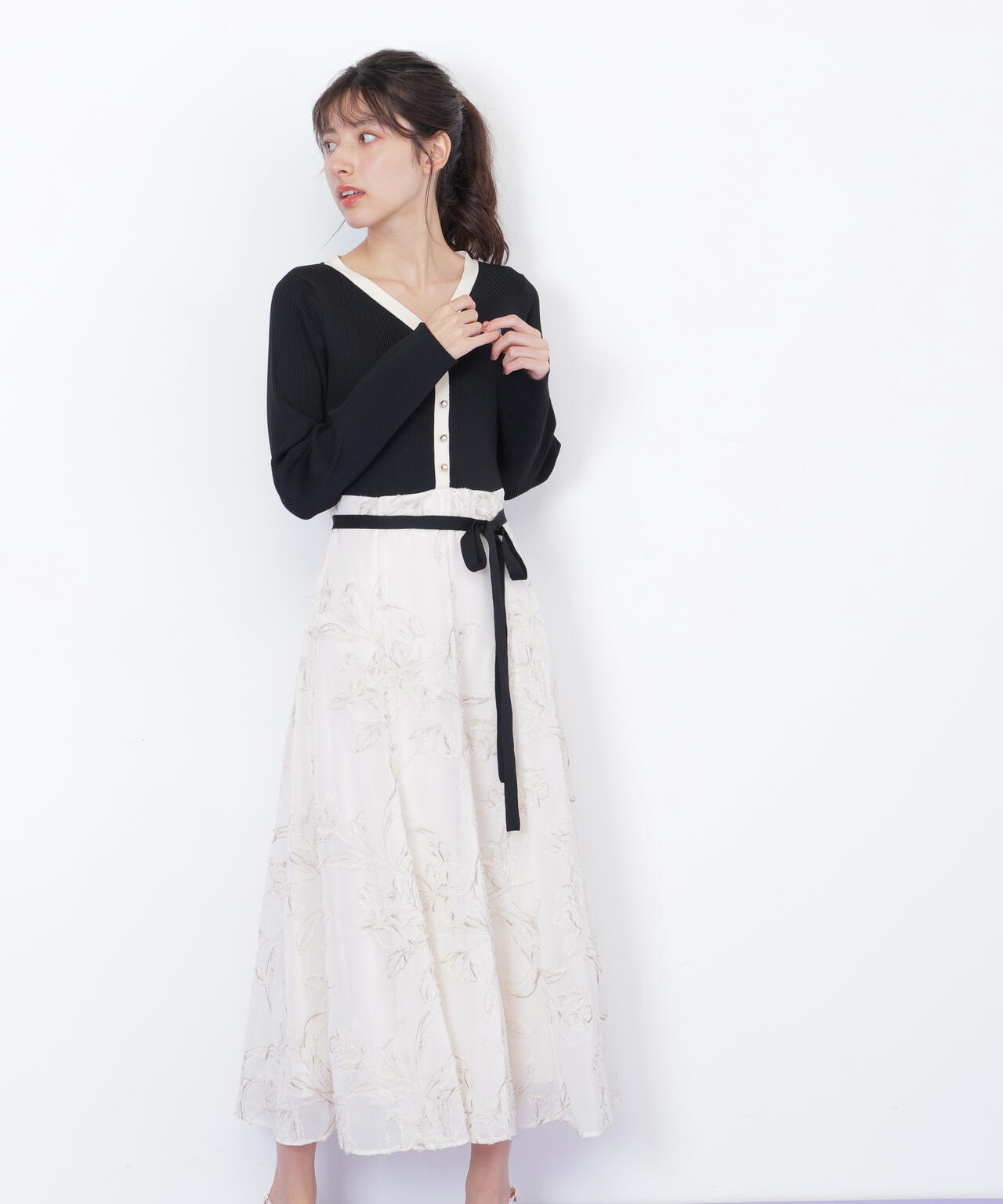 モール刺繍ドッキングニットワンピース