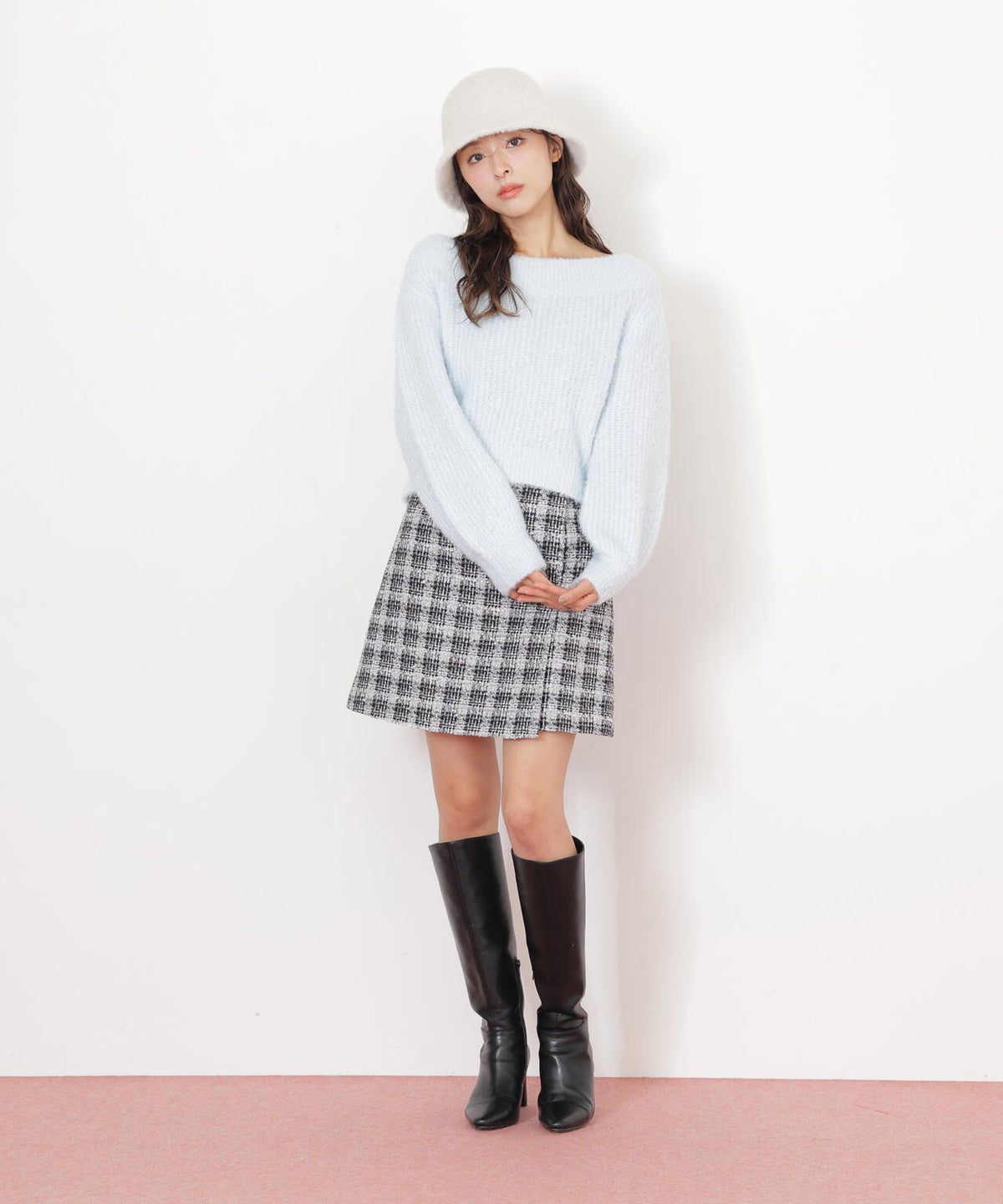 フィルムラメオフショルニット