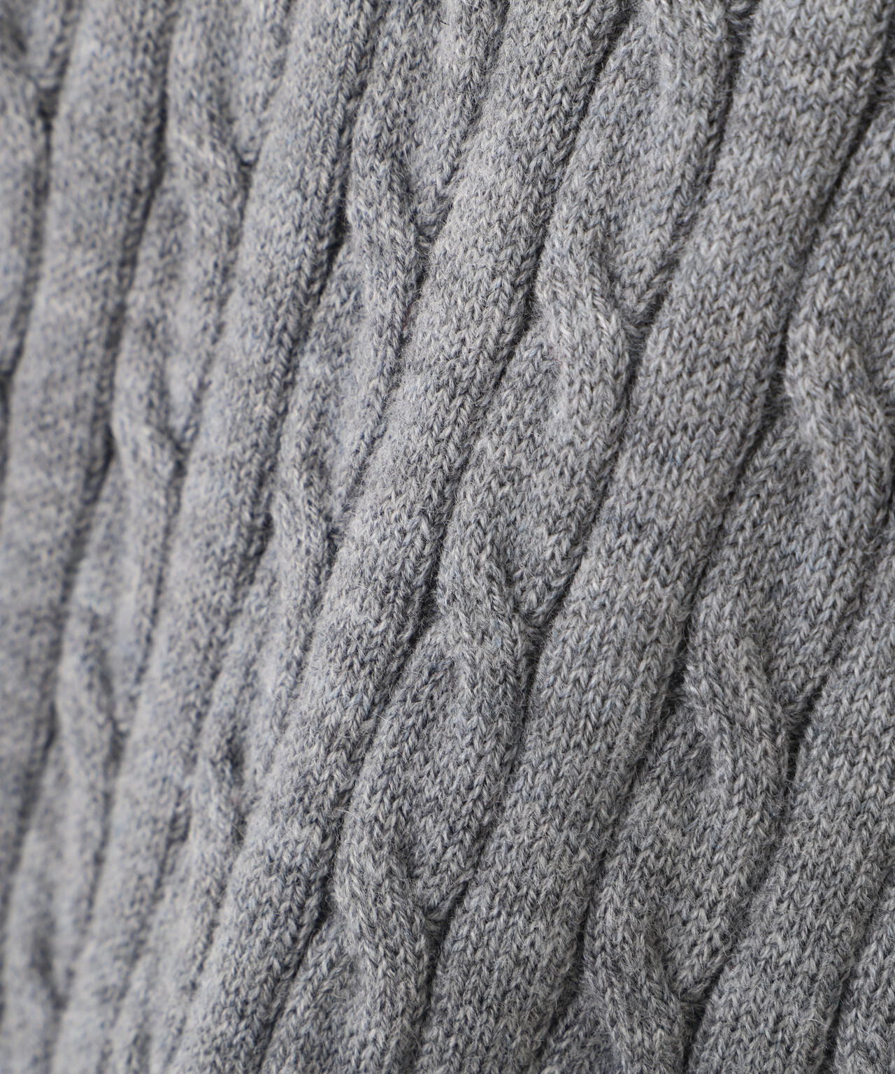 レイヤード衿ケーブルニット