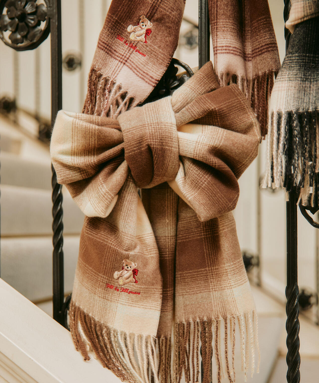 <BEARシリーズ>Holidayベア刺繍チェックストール