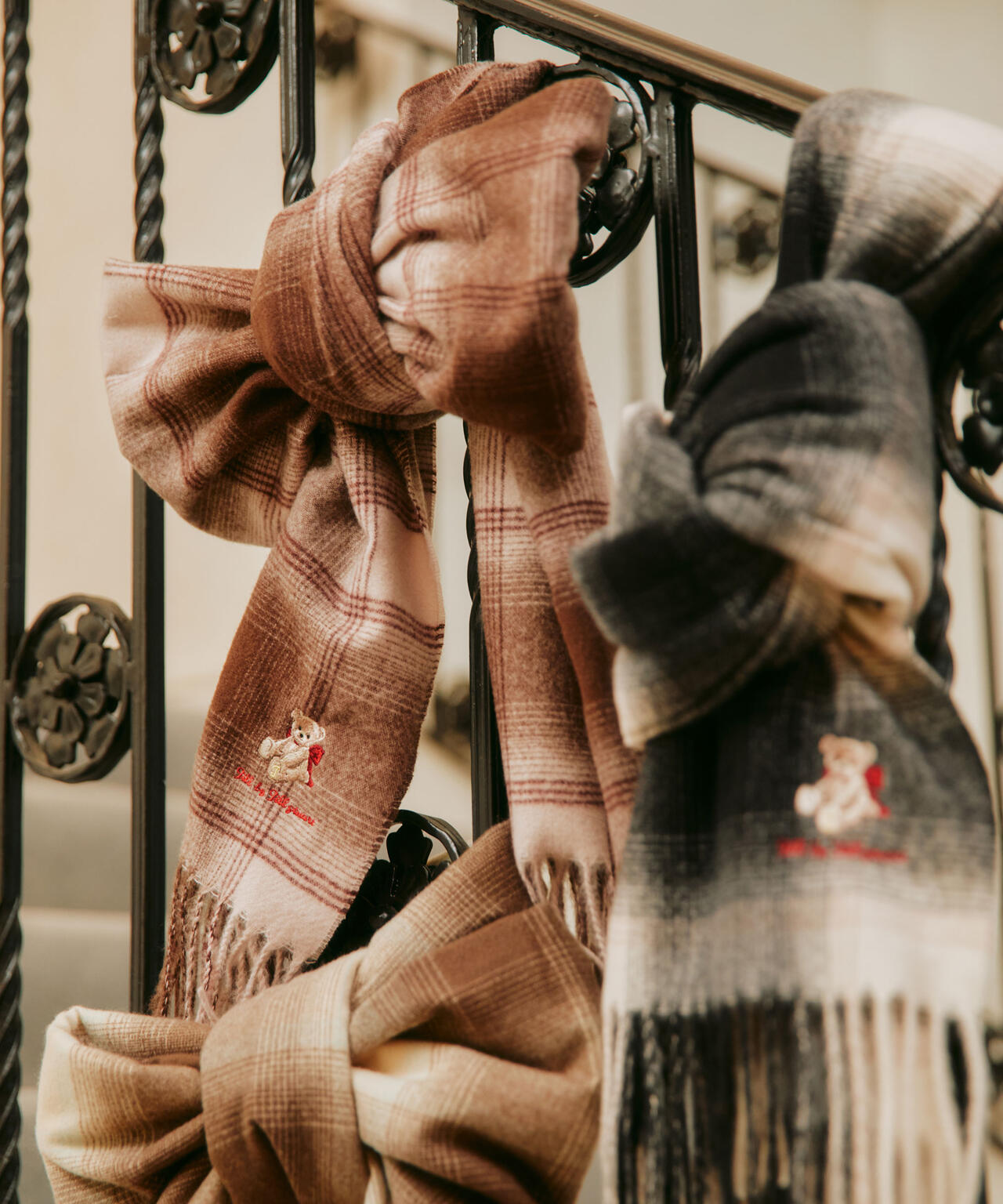 <BEARシリーズ>Holidayベア刺繍チェックストール