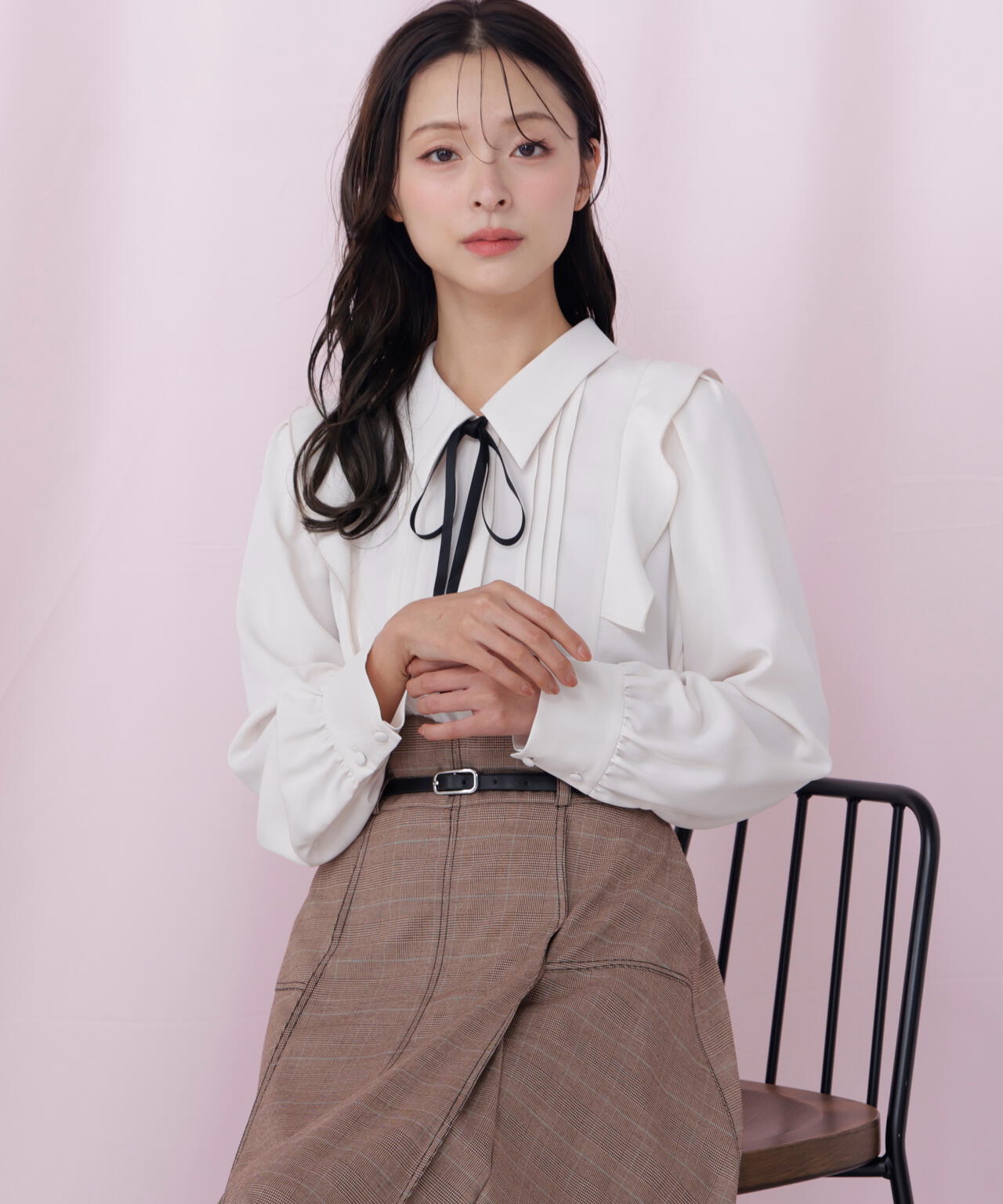 リボン付きピンタックブラウス