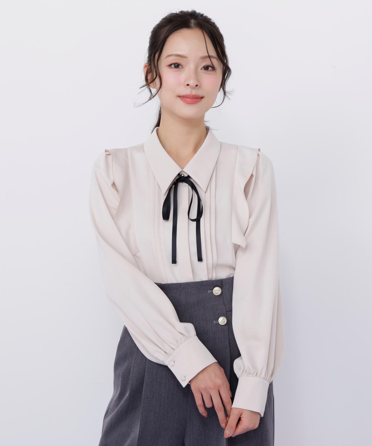 リボン付きピンタックブラウス