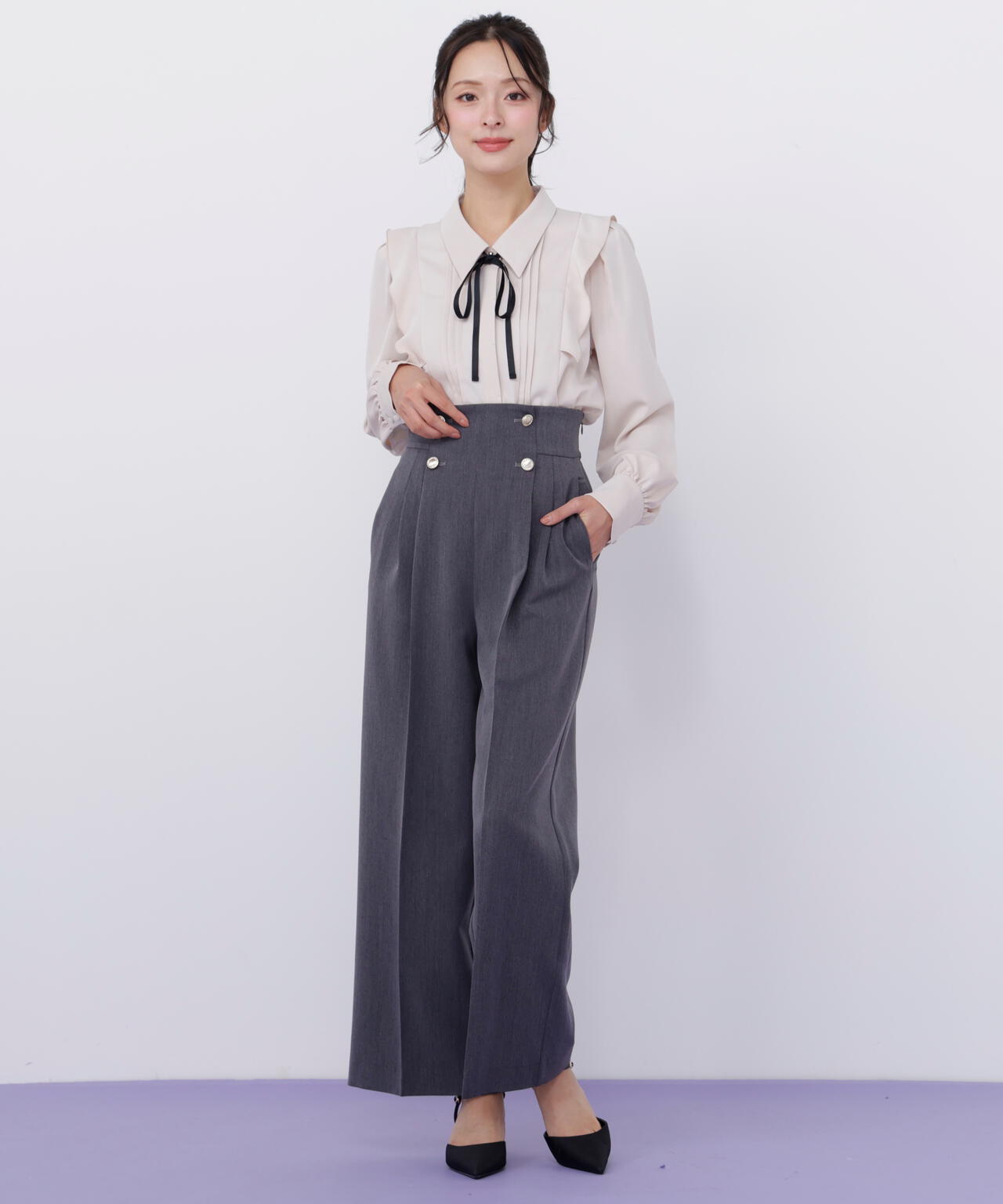 リボン付きピンタックブラウス