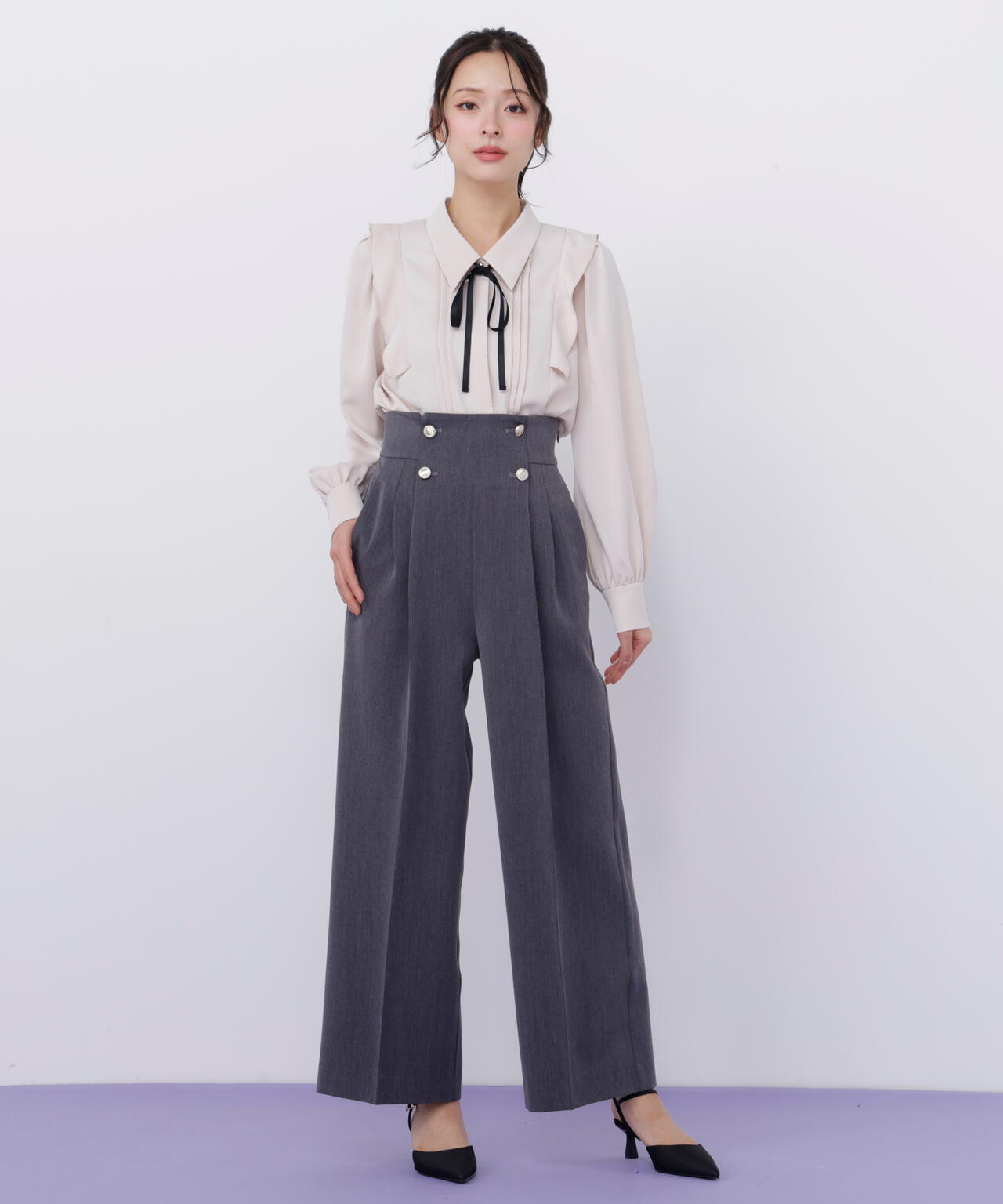 リボン付きピンタックブラウス