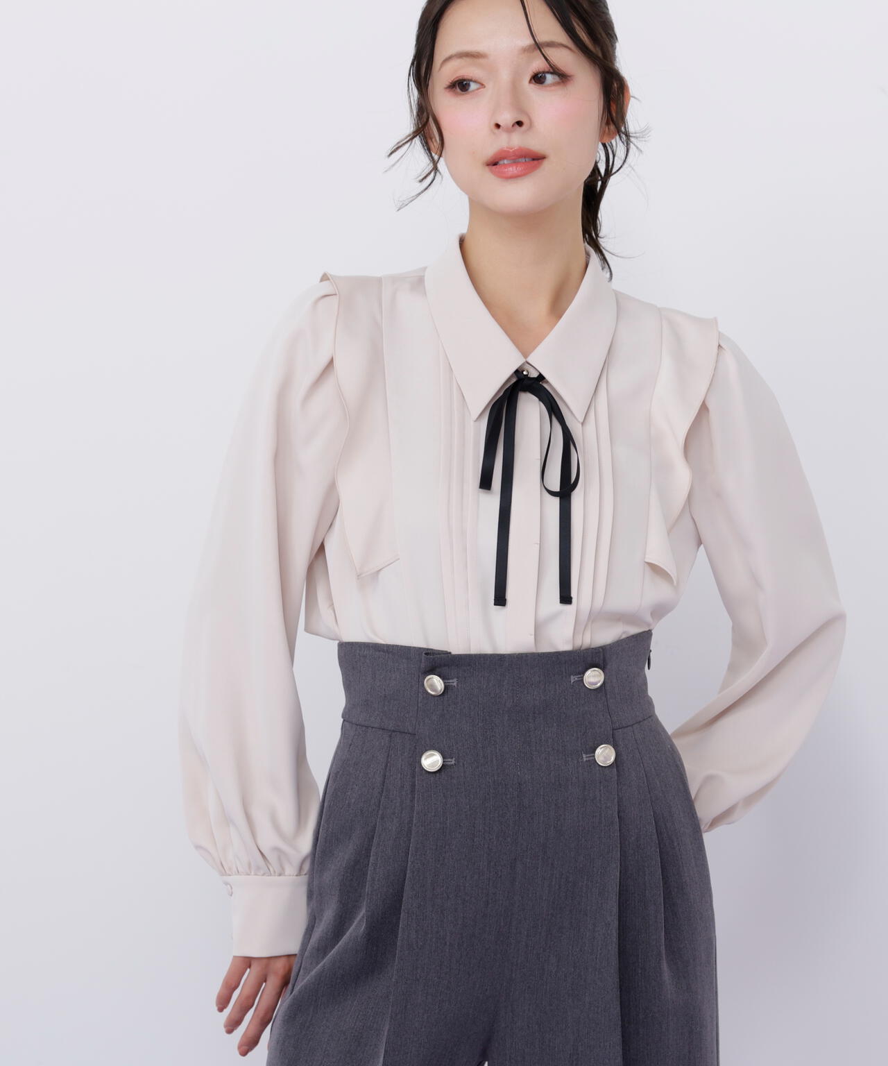 リボン付きピンタックブラウス