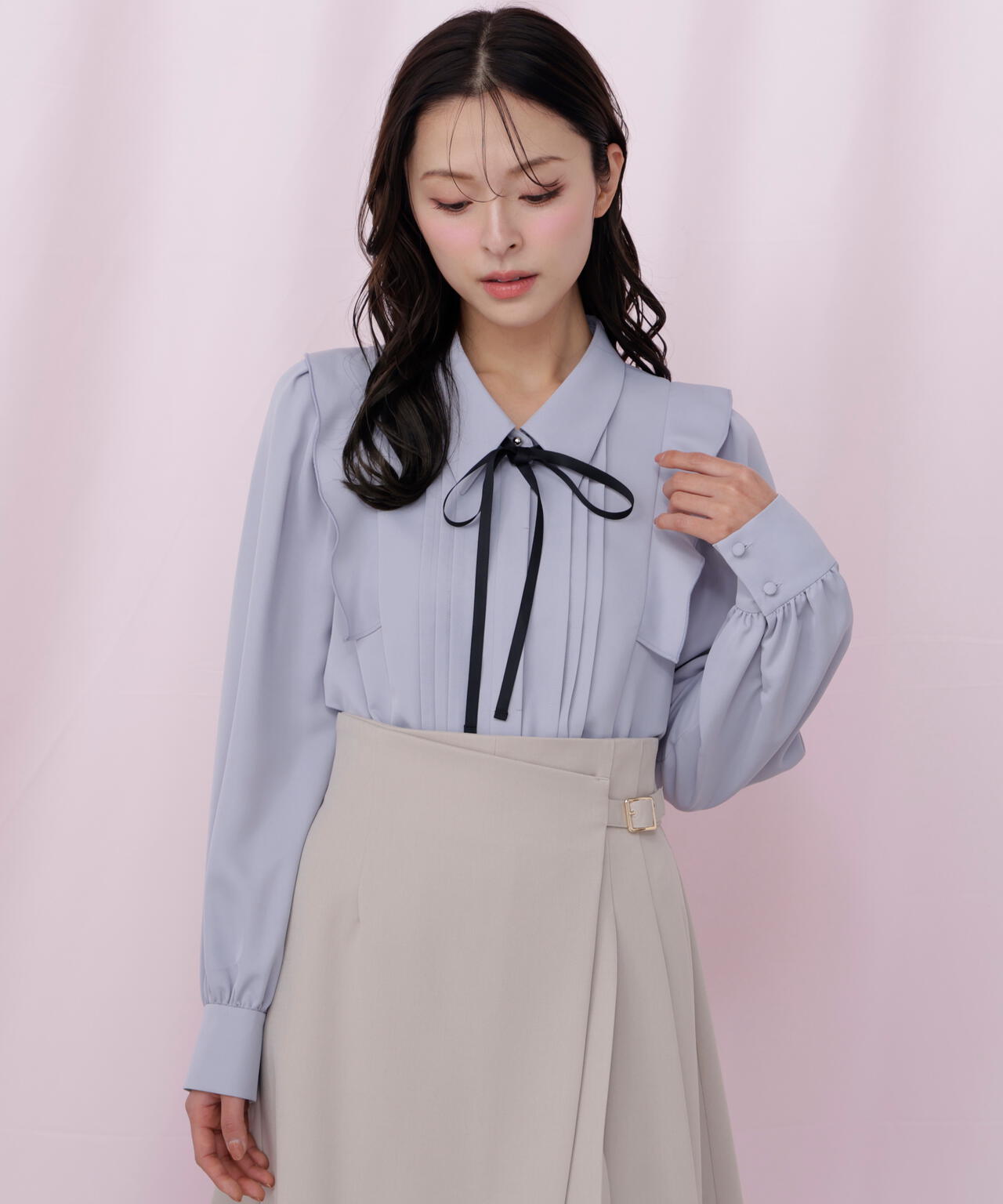 リボン付きピンタックブラウス