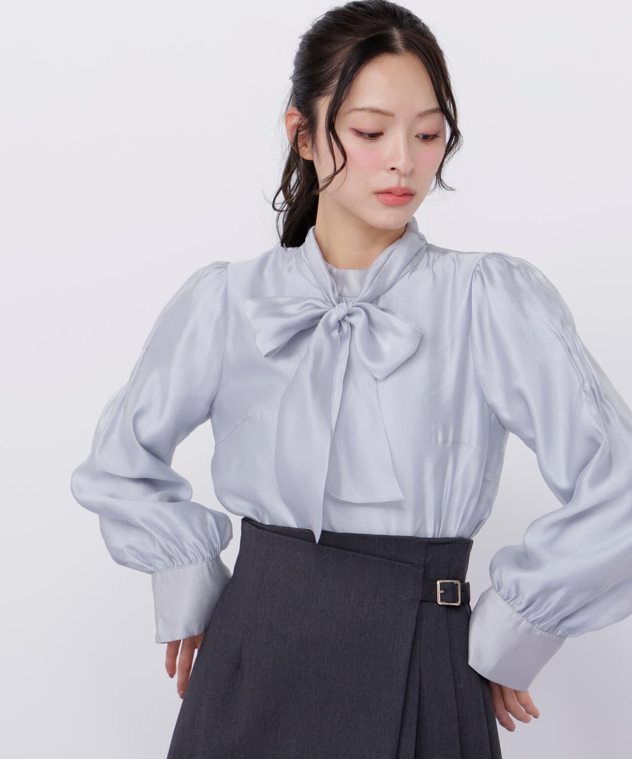 袖タックシアーボウタイブラウス