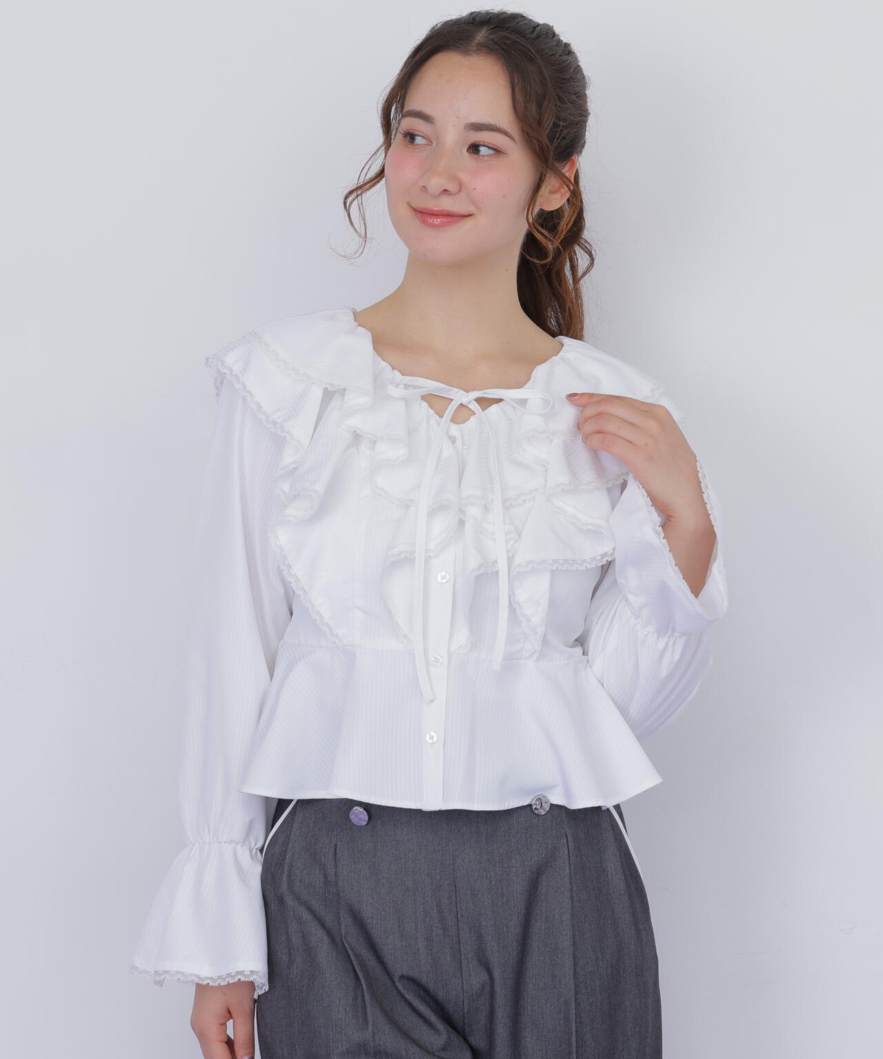 レーストリムラッフルブラウス