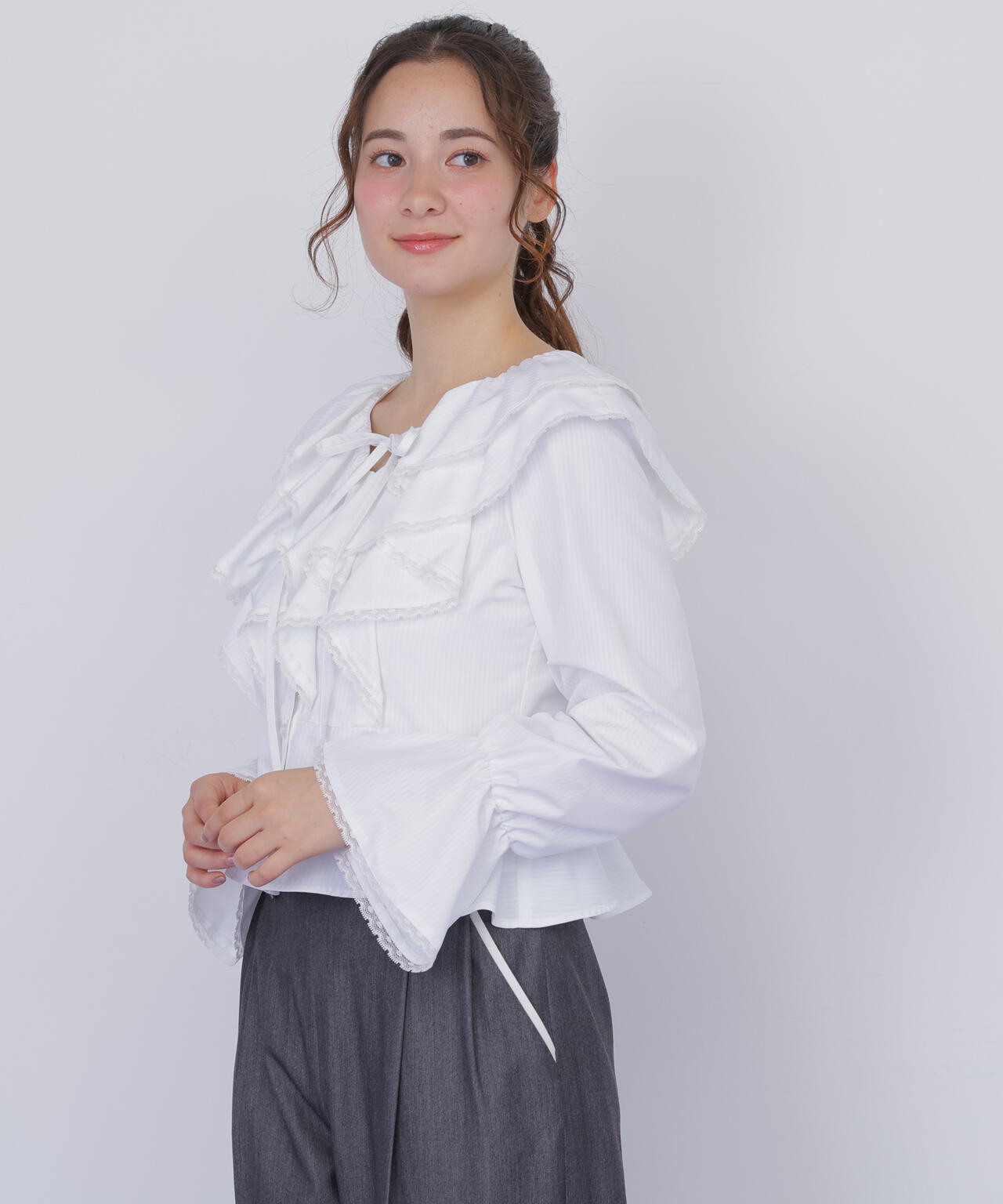 レーストリムラッフルブラウス