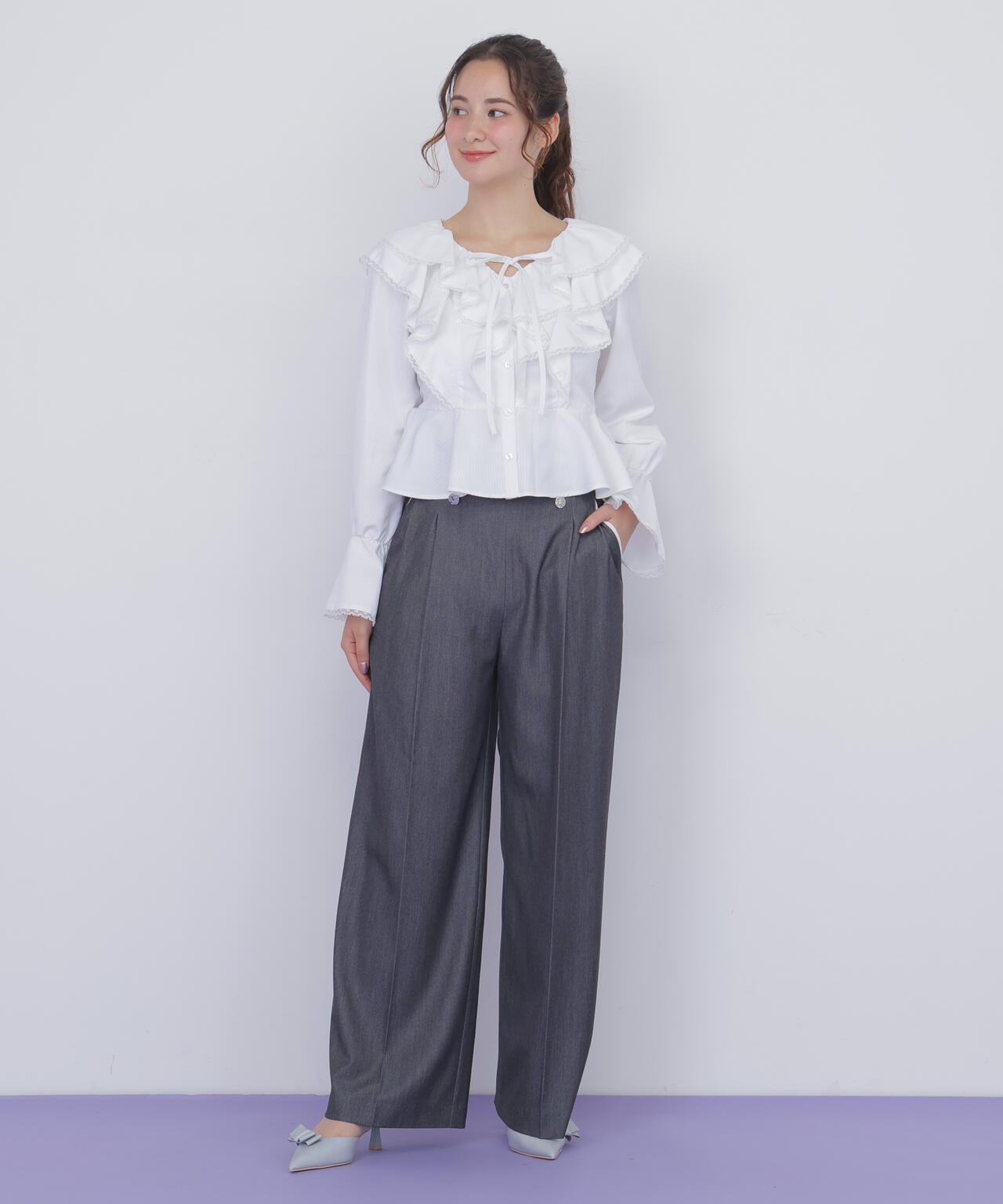 レーストリムラッフルブラウス