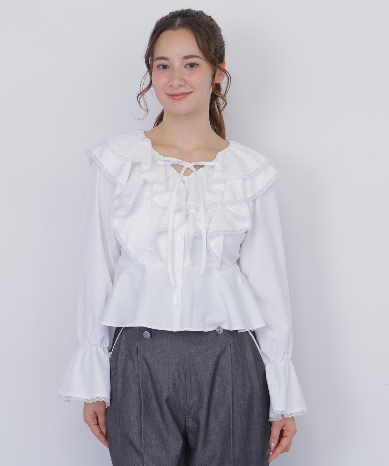 レーストリムラッフルブラウス