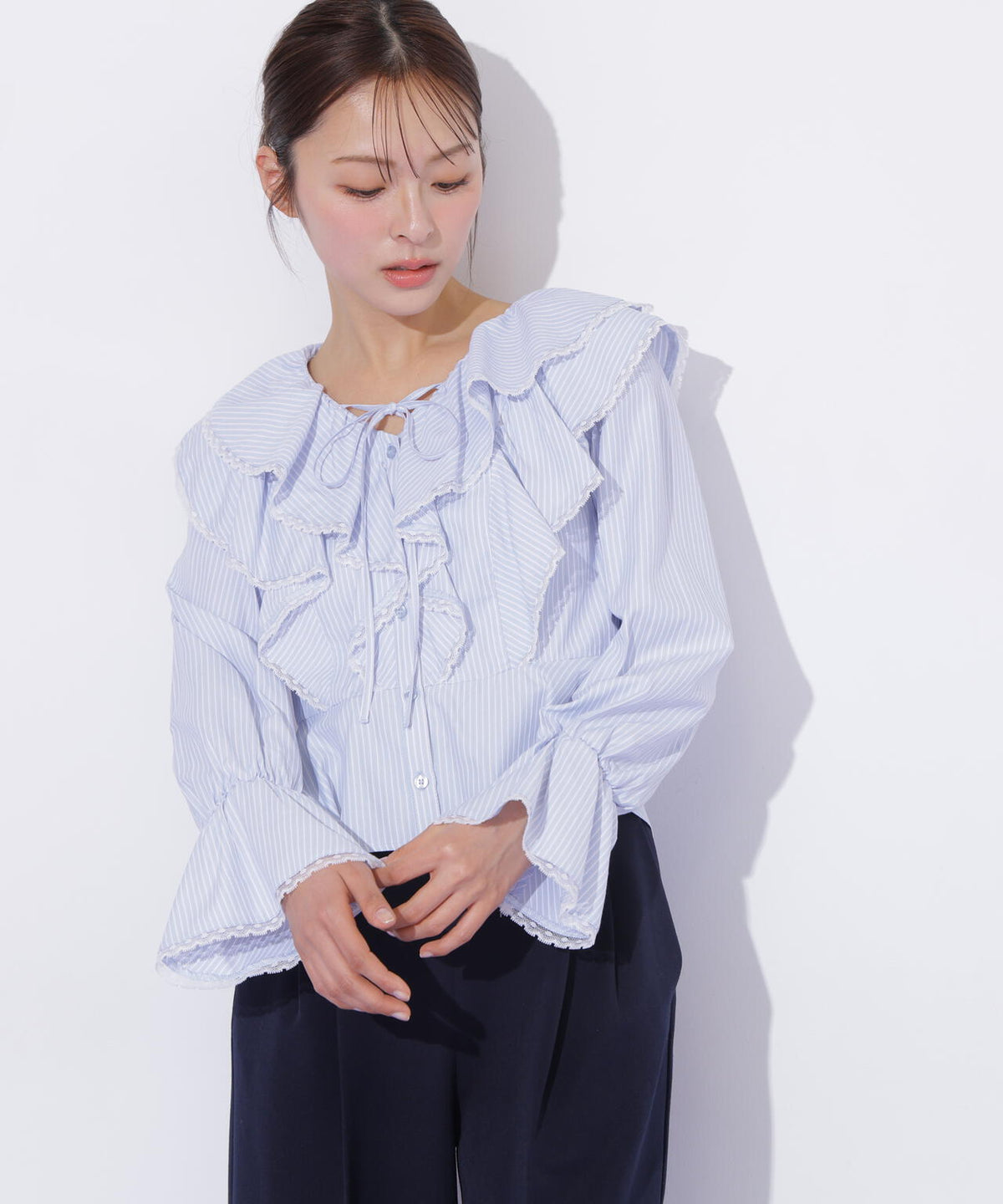 レーストリムラッフルブラウス