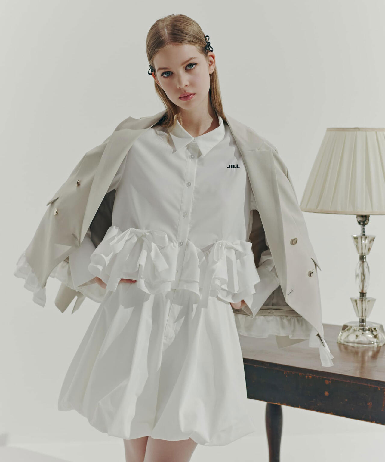 フリルヘムショートブラウス