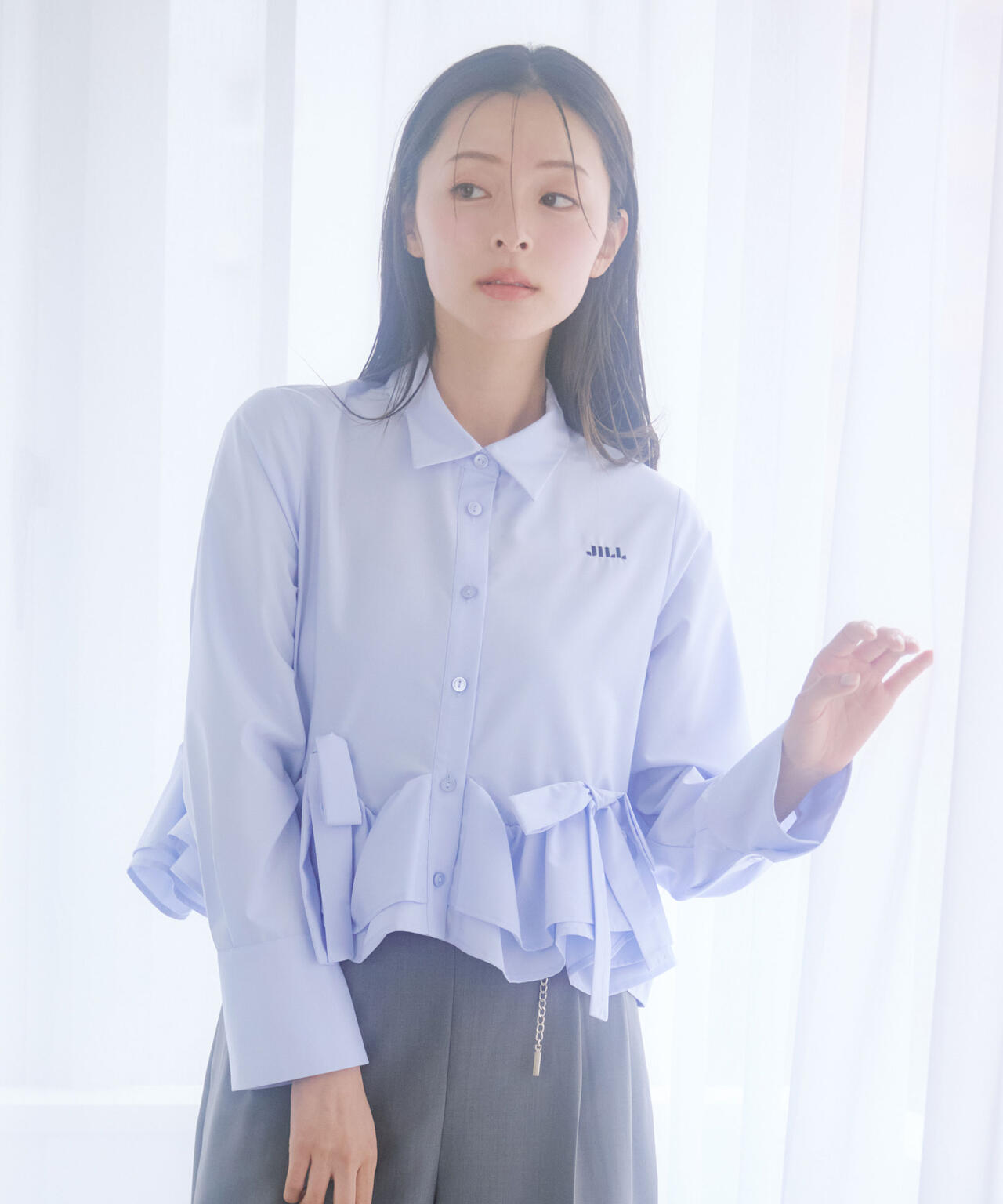 フリルヘムショートブラウス