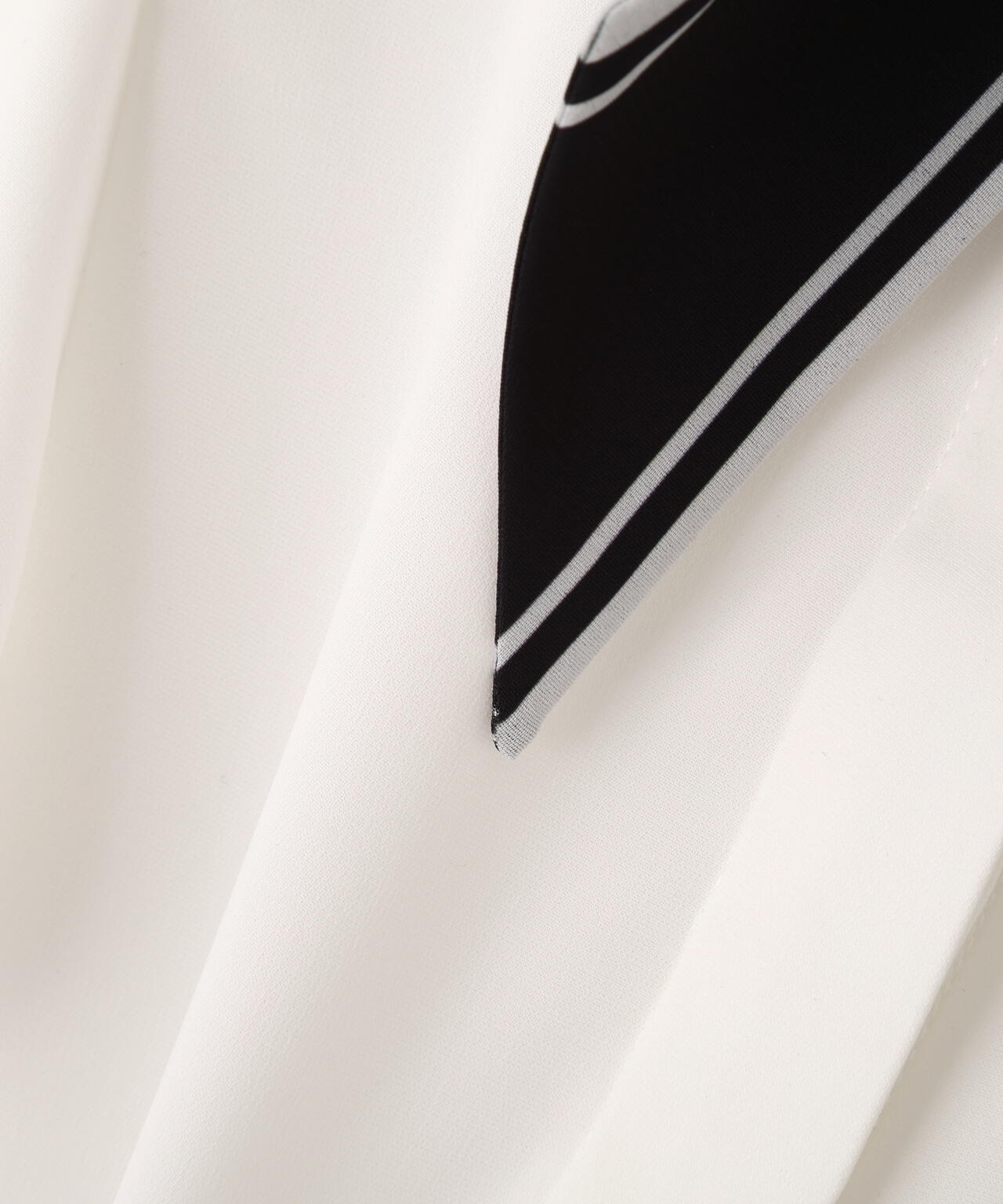 スカーフ付きブラウス