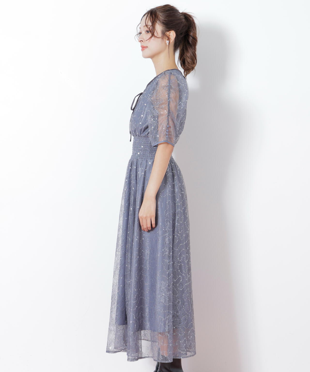 スパンコール付きレースワンピース