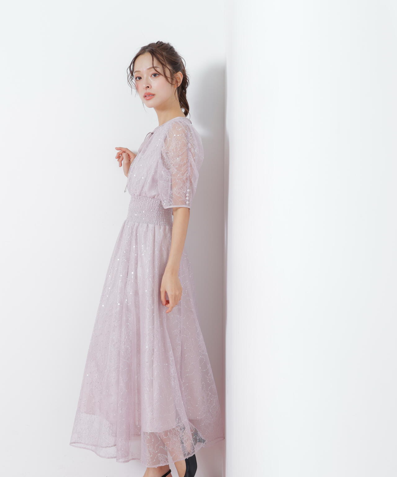 スパンコール付きレースワンピース