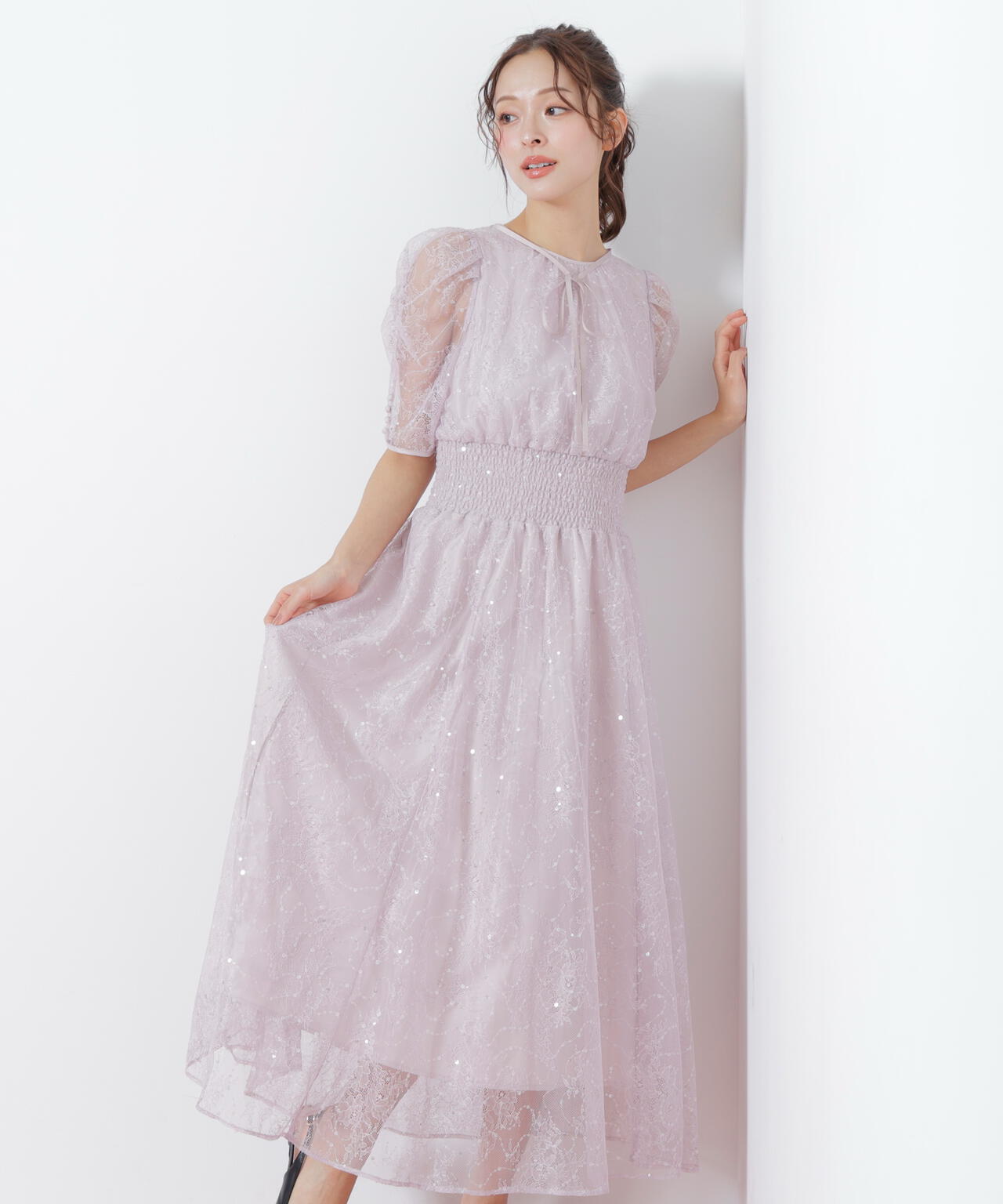 スパンコール付きレースワンピース